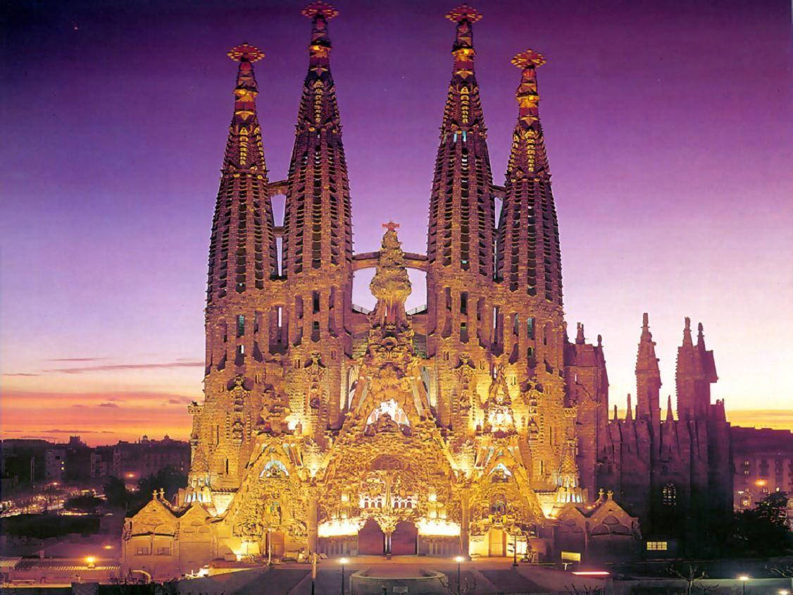 Cielo púrpura nocturno de la Sagrada Familia