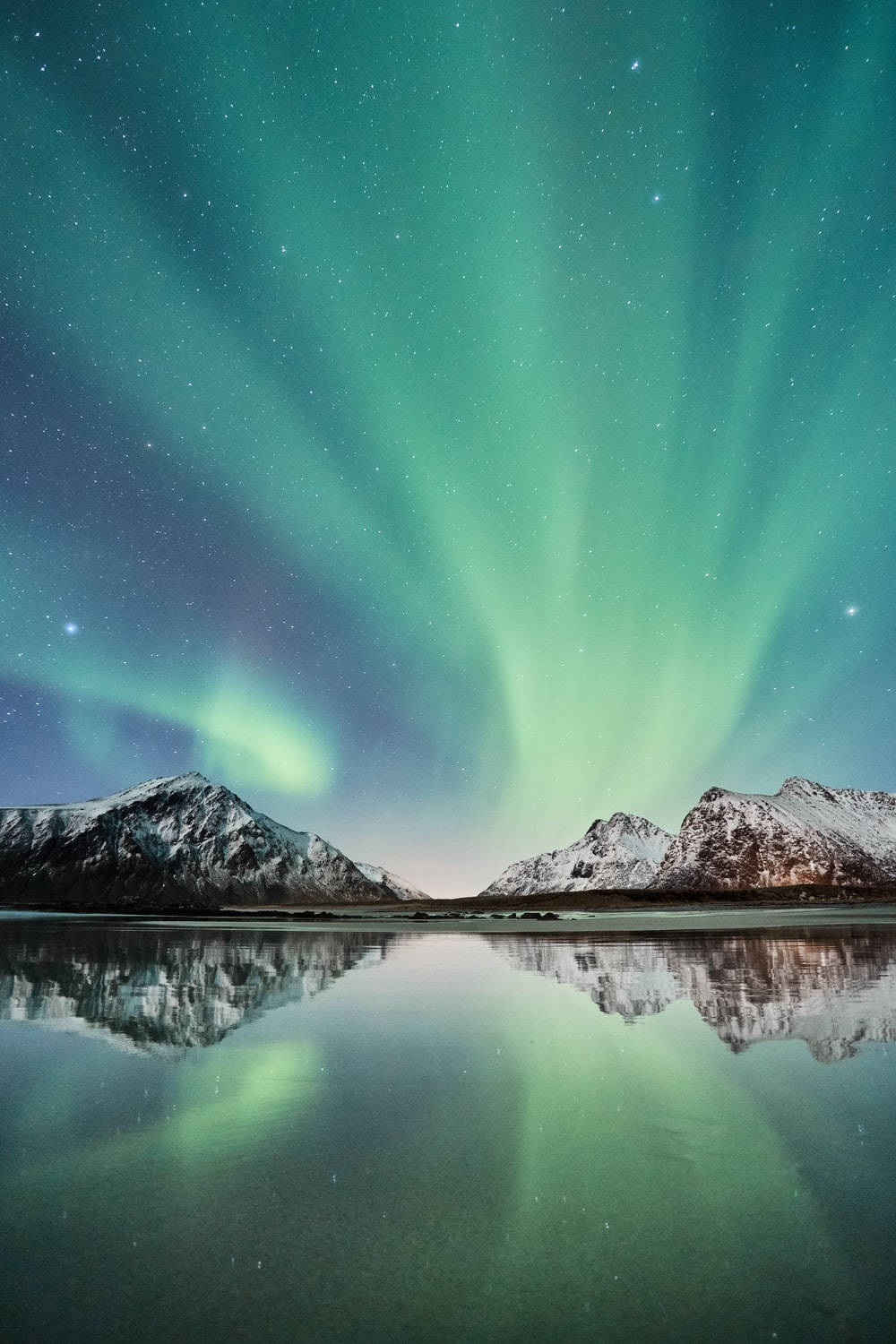 Cielo Verde y Montañas de Hielo Fondos de pantalla