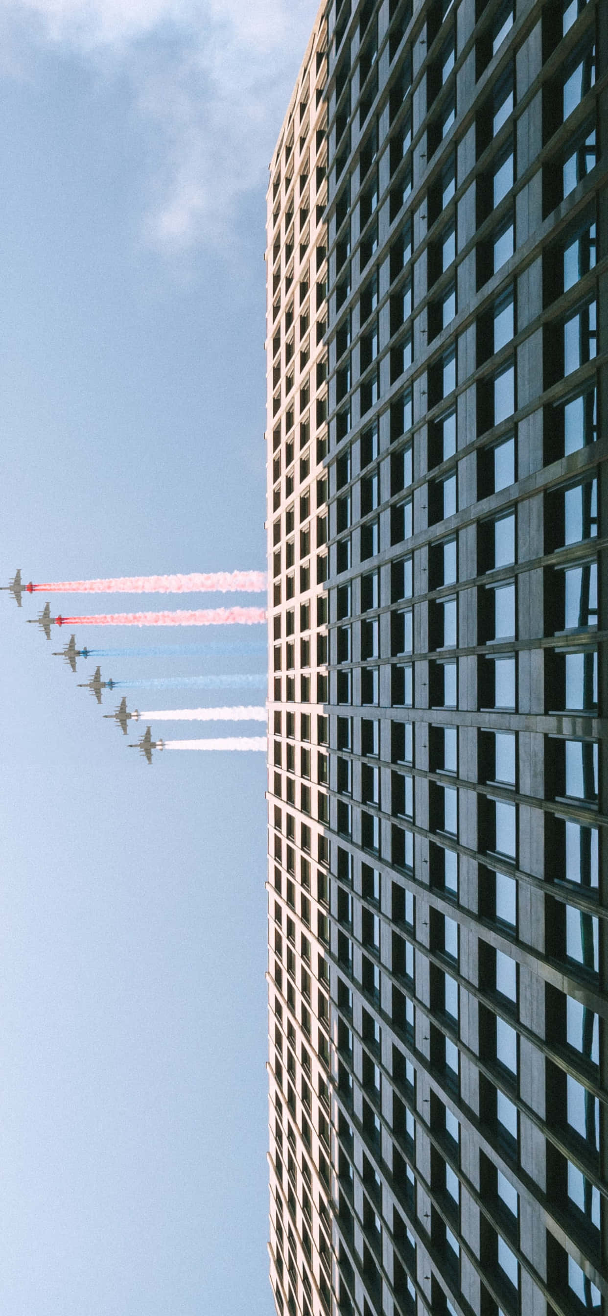 Cielos de atardecer resplandeciente sobre un pequeño avión comercial. Fondos de pantalla