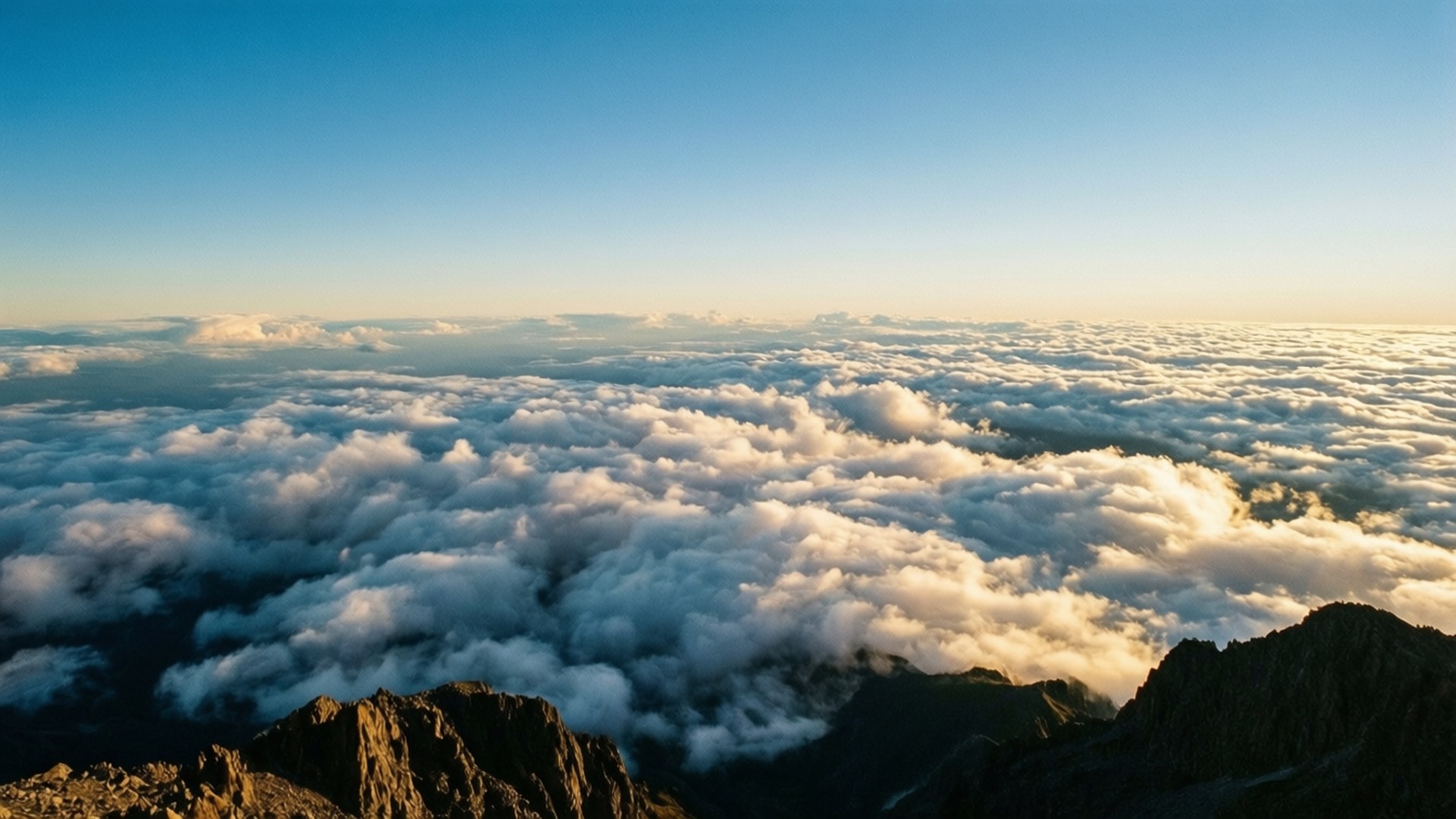 Cima de la montaña entre nubes Fondos de pantalla