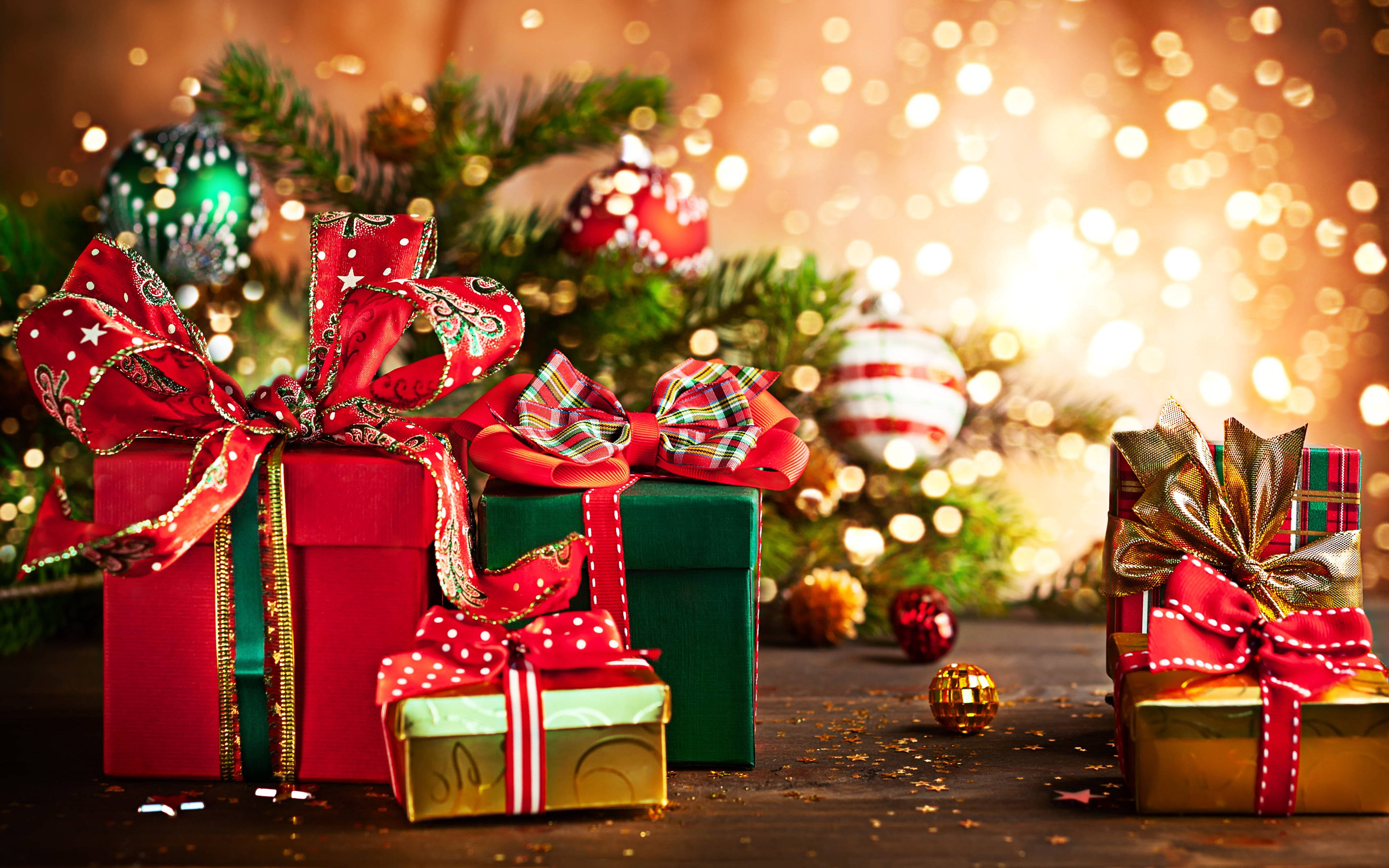 Cinco Regalos Navideños Coloridos y Hermosos Fondos de pantalla