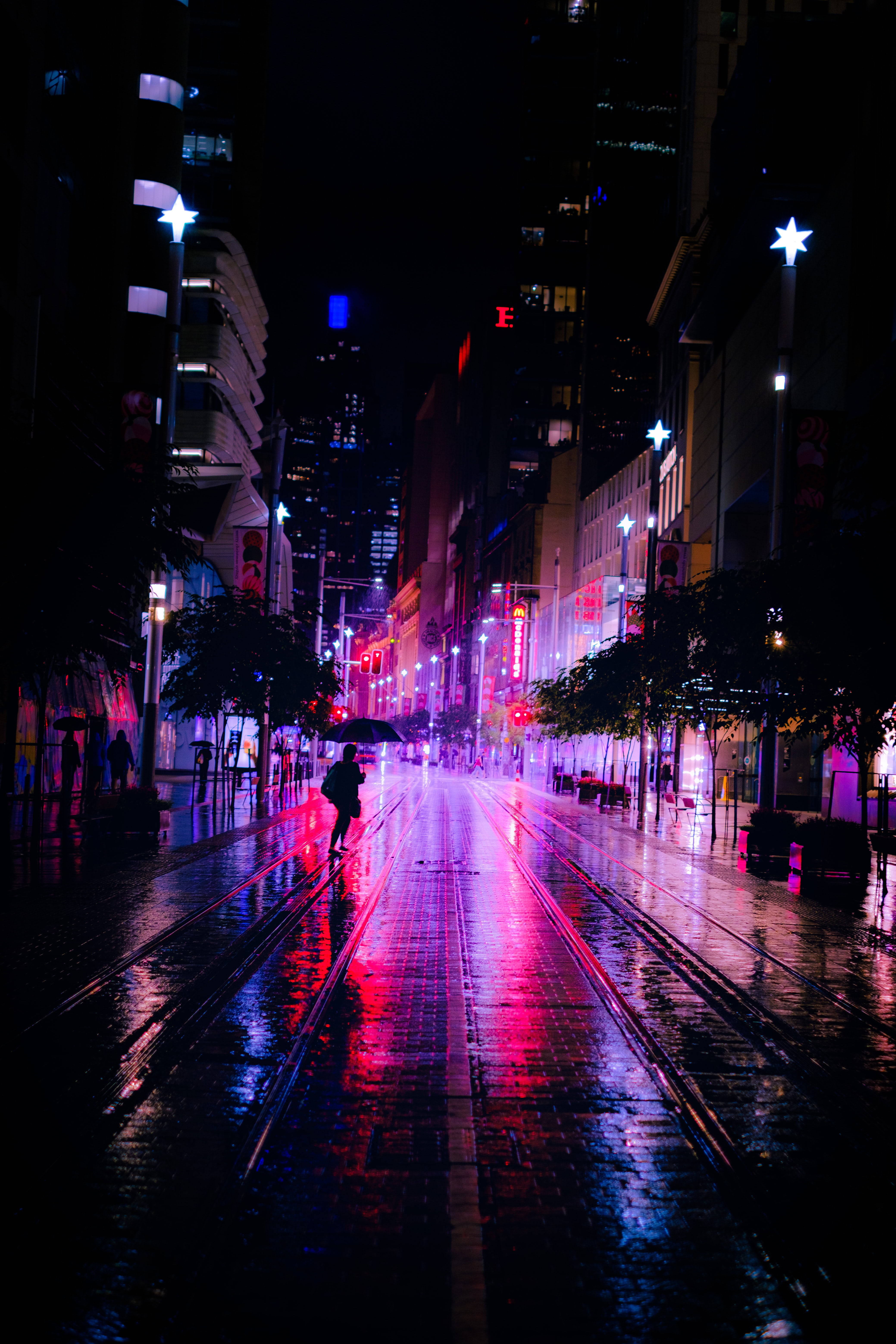 Ciudad oscura de neón bajo la lluvia Fondos de pantalla