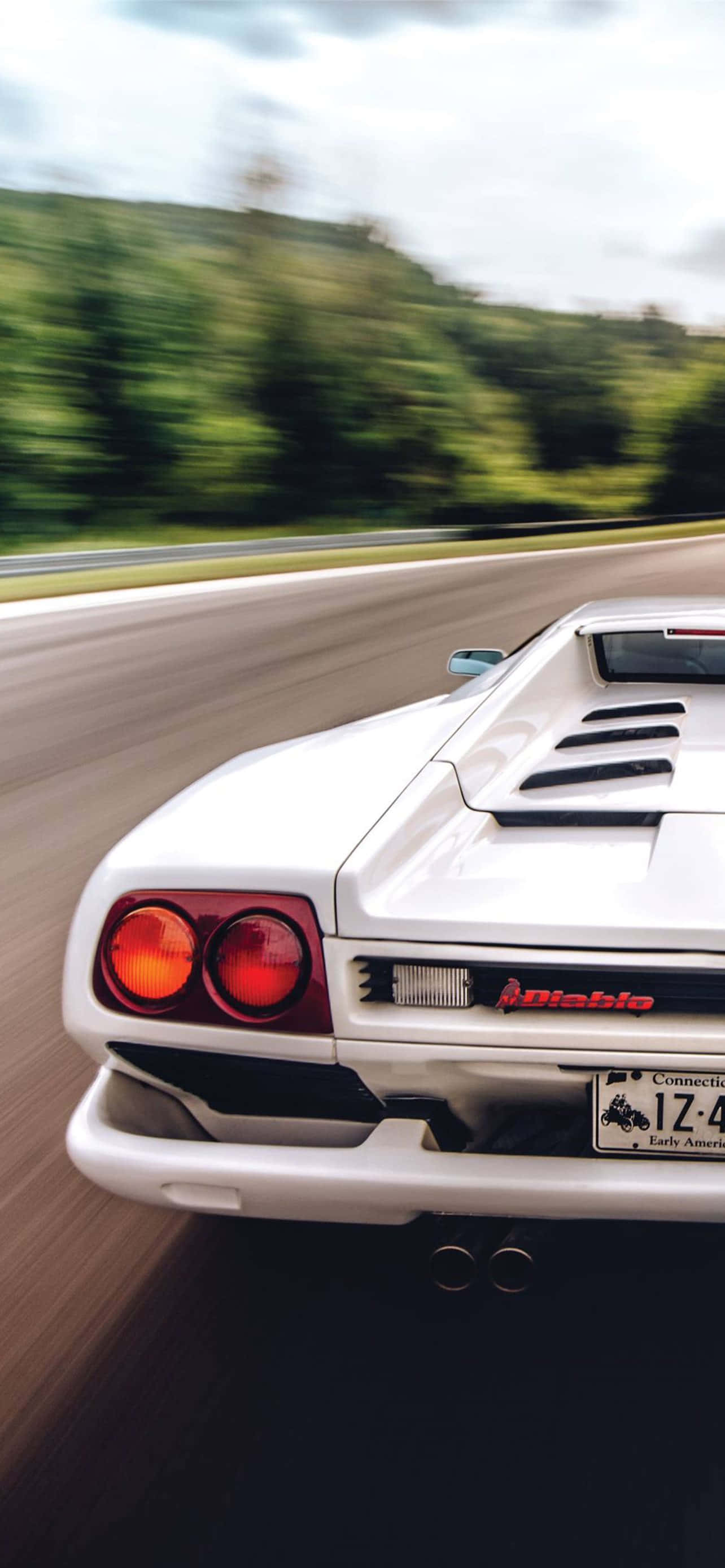 “Classic Ferrari 4CD7A2IRC3DP1VLI Brillando a Través de las Luces de la Ciudad” Fondos de pantalla