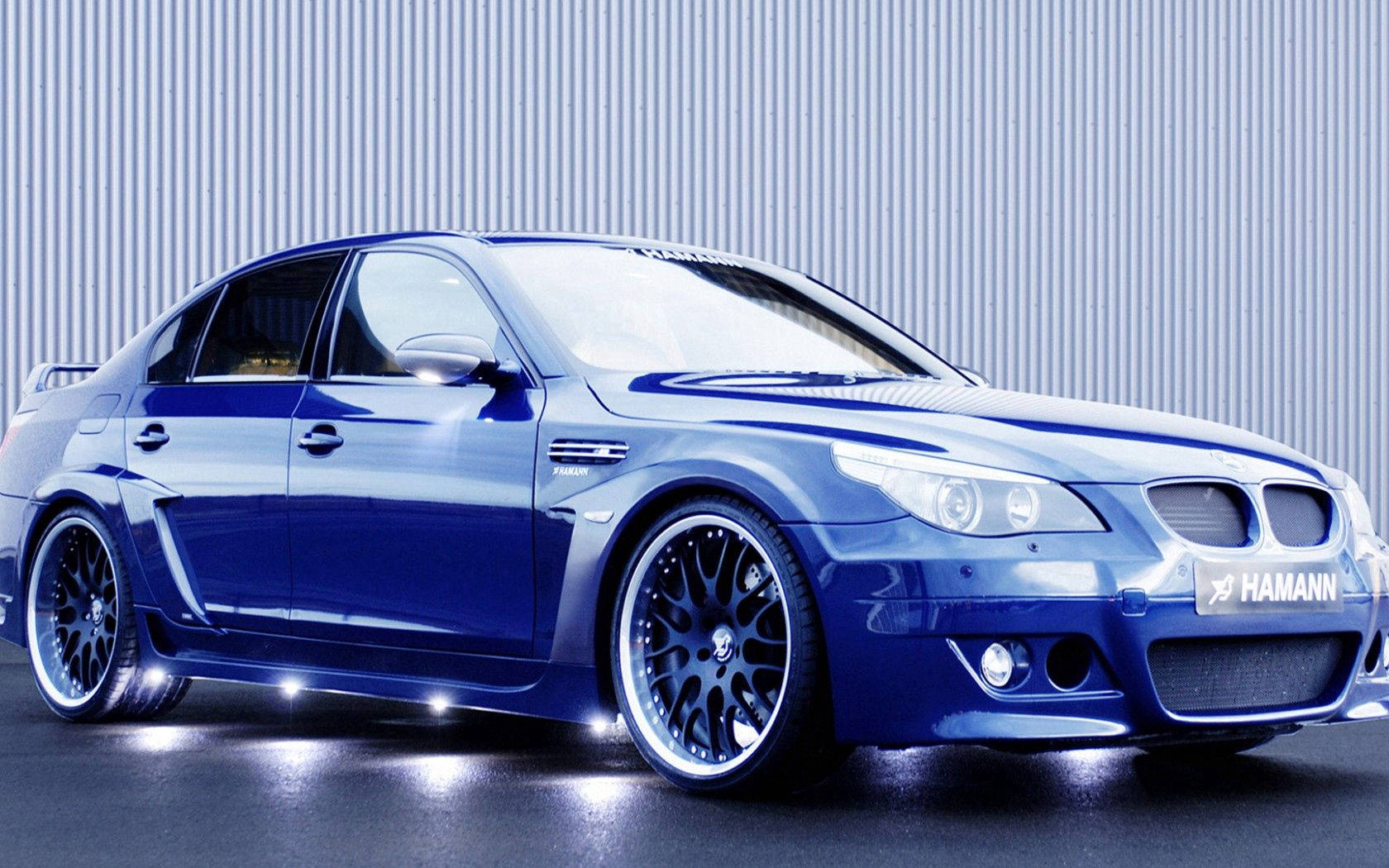 Coche BMW Hamann azul puro sobre fondo azul