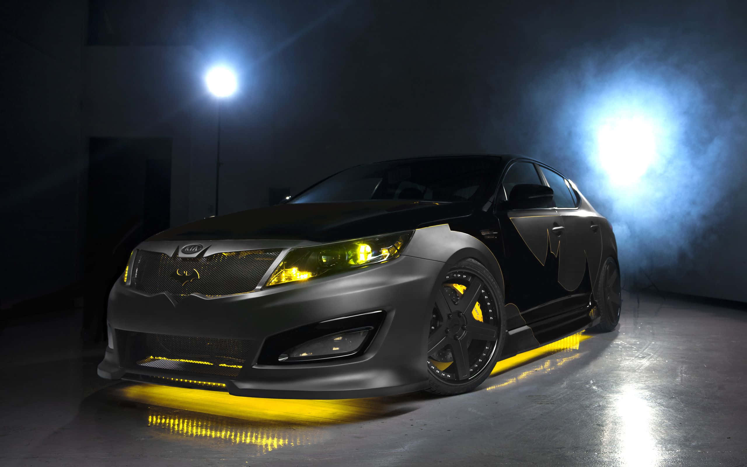 Coche de Batman elegante y poderoso recorriendo la noche Fondos de pantalla
