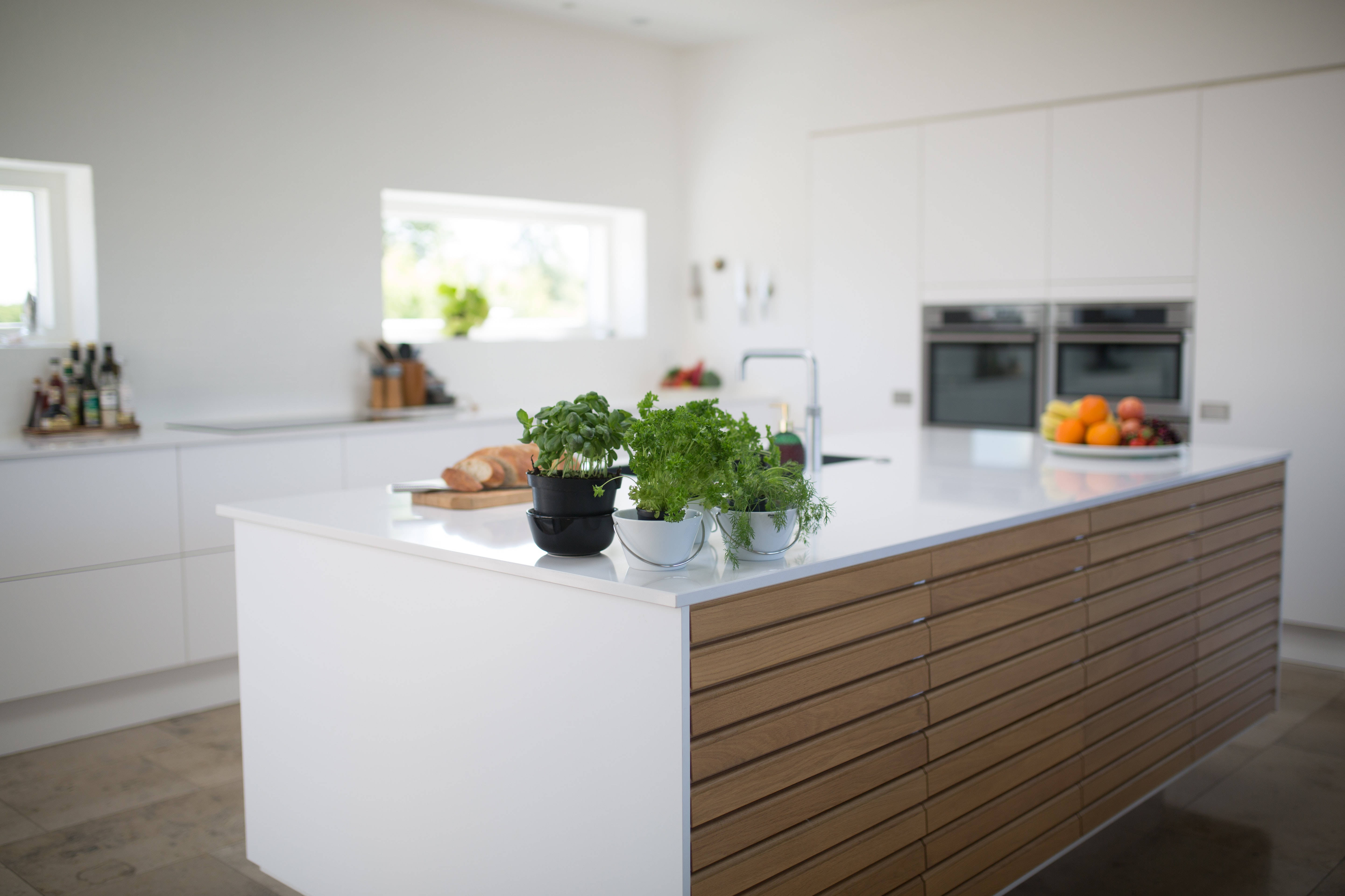 Cocina blanca en forma de U Fondos de pantalla