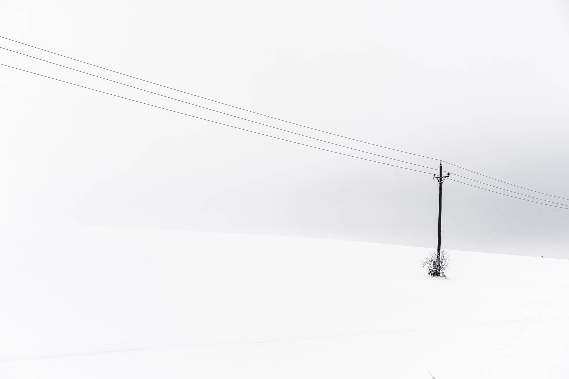 Colina Nevada Minimalista Estética de Escritorio con Línea Eléctrica Fondos de pantalla
