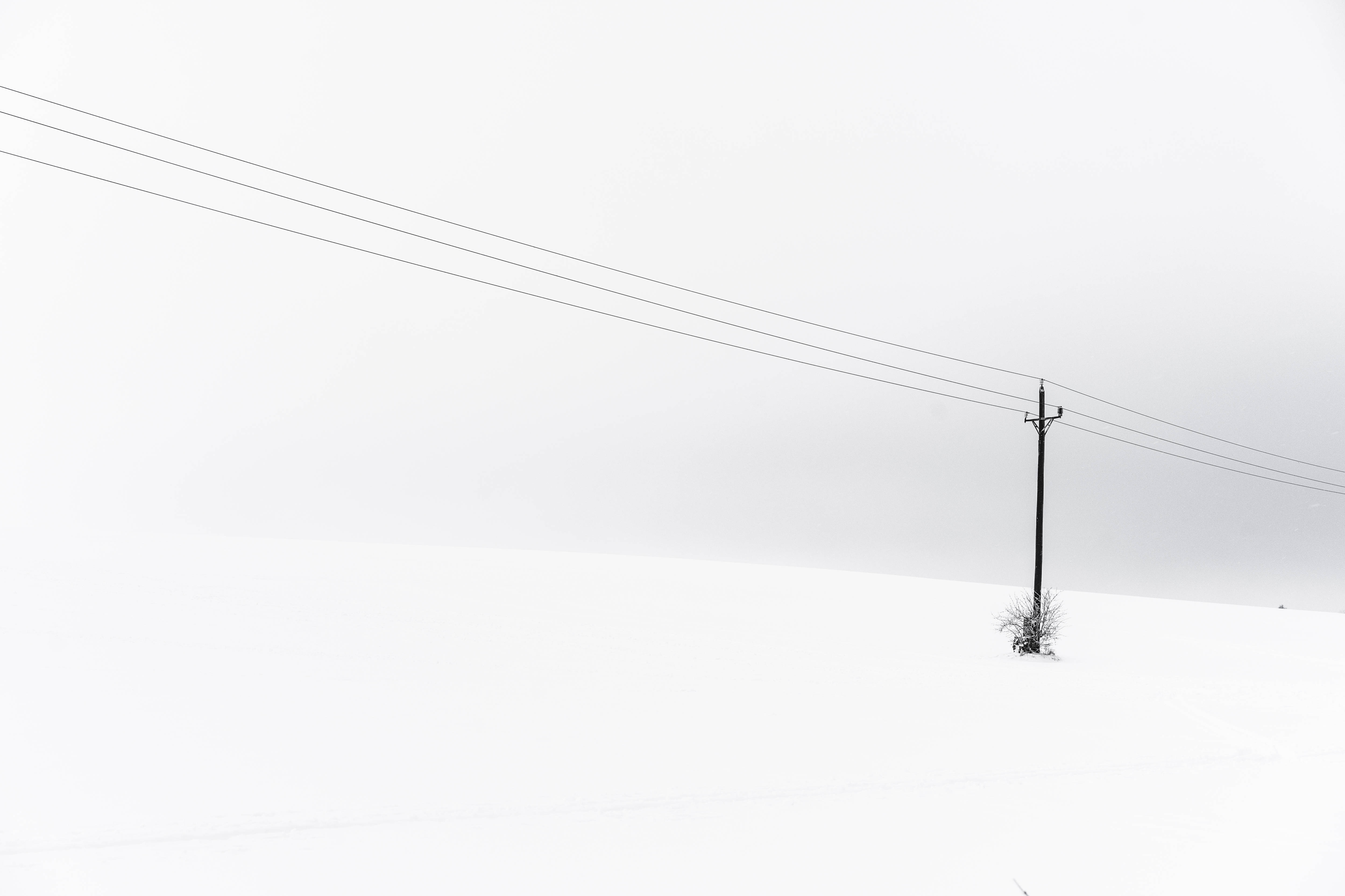 Colina Nevada Minimalista Estética de Escritorio con Línea Eléctrica Fondos de pantalla