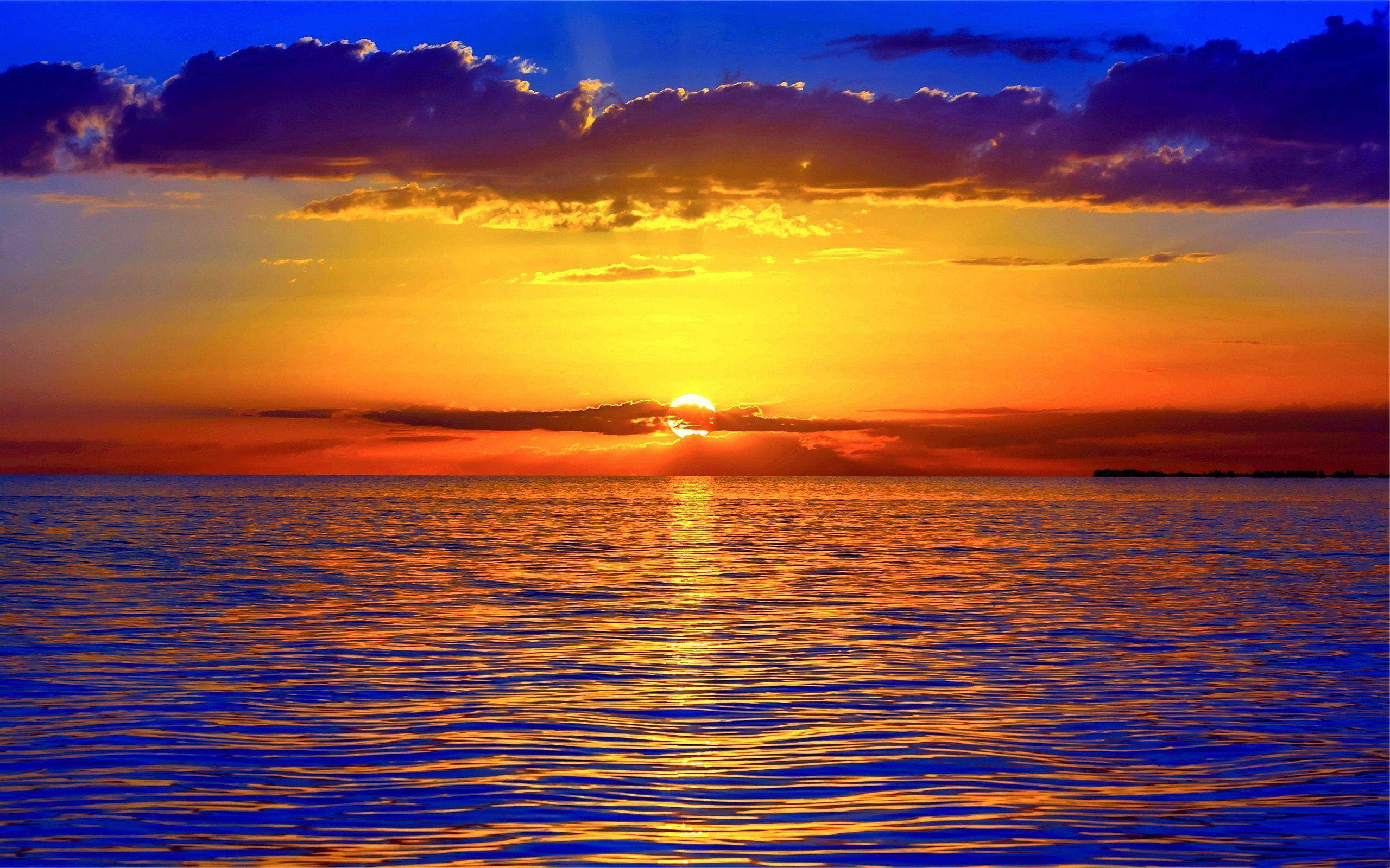Colores y matices del atardecer en el océano Fondos de pantalla