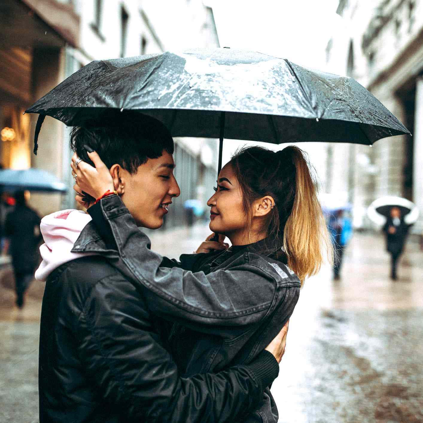 Compartieron un momento íntimo bajo la lluvia. Fondos de pantalla