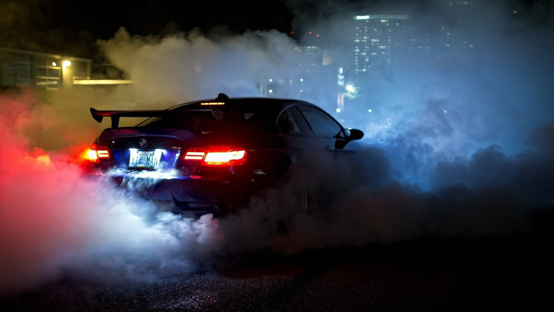 Computadora portátil BMW sofisticada con fondo de humo Fondos de pantalla