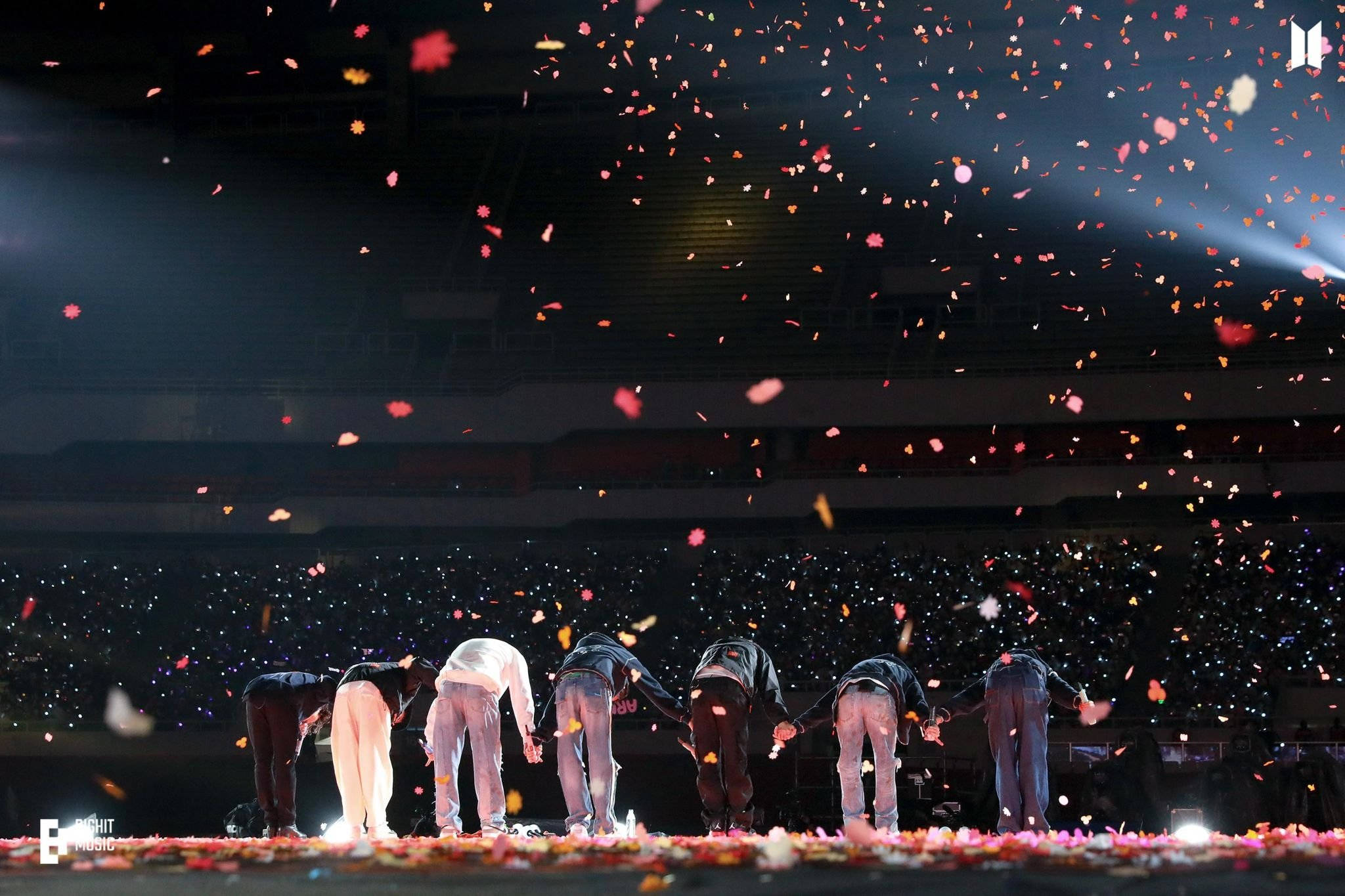 Concierto de BTS con miembros inclinándose ante el ARMY Fondos de pantalla