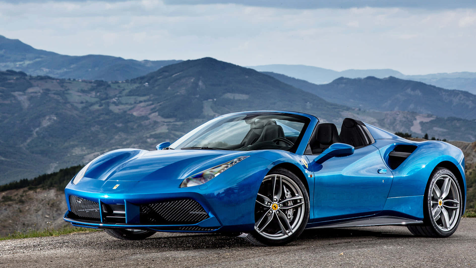 Conduciendo con Estilo - Un Ferrari en la Carretera Abierta Fondos de pantalla