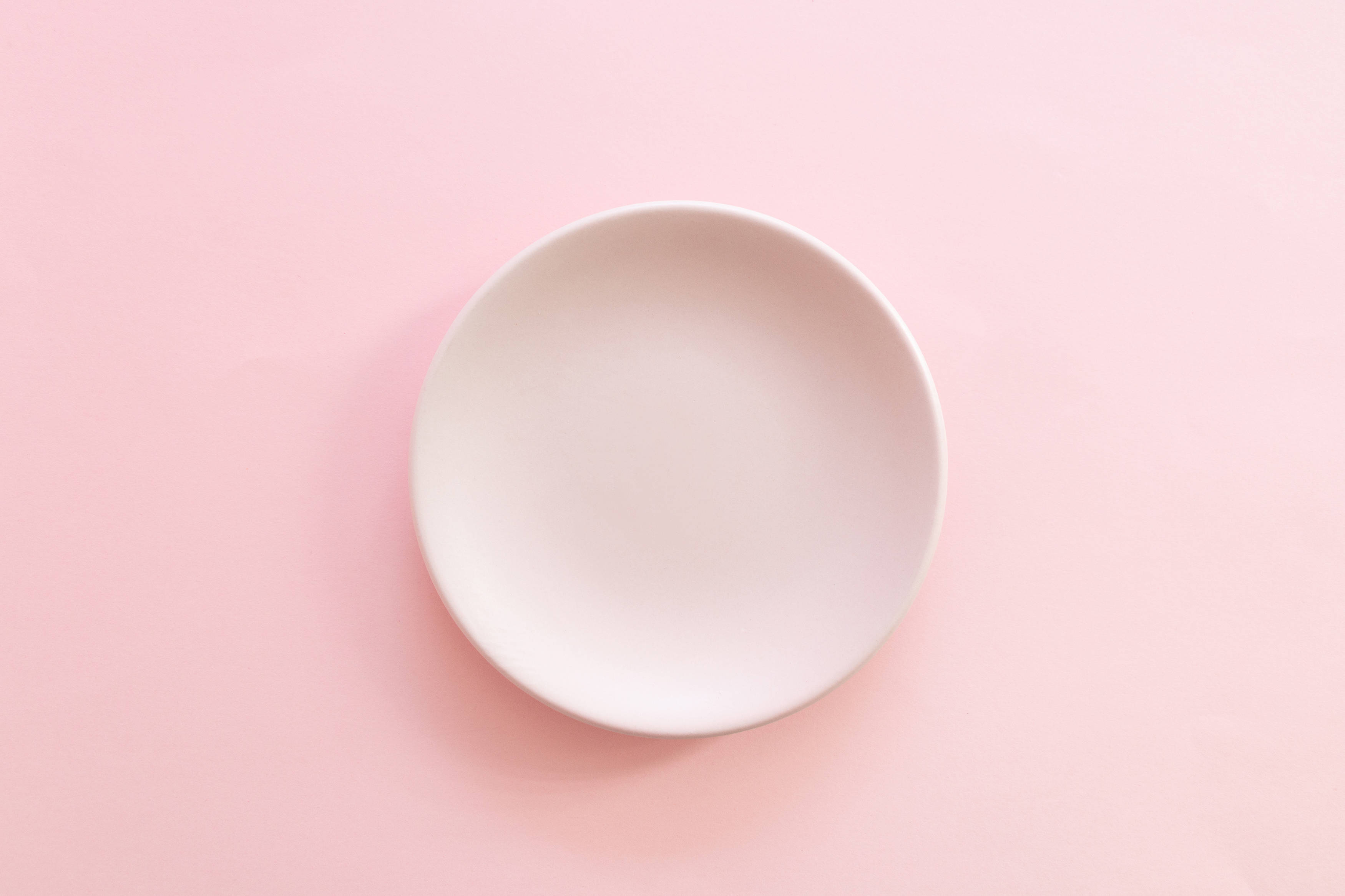 Configuración de computadora minimalista con estética pastel Fondos de pantalla