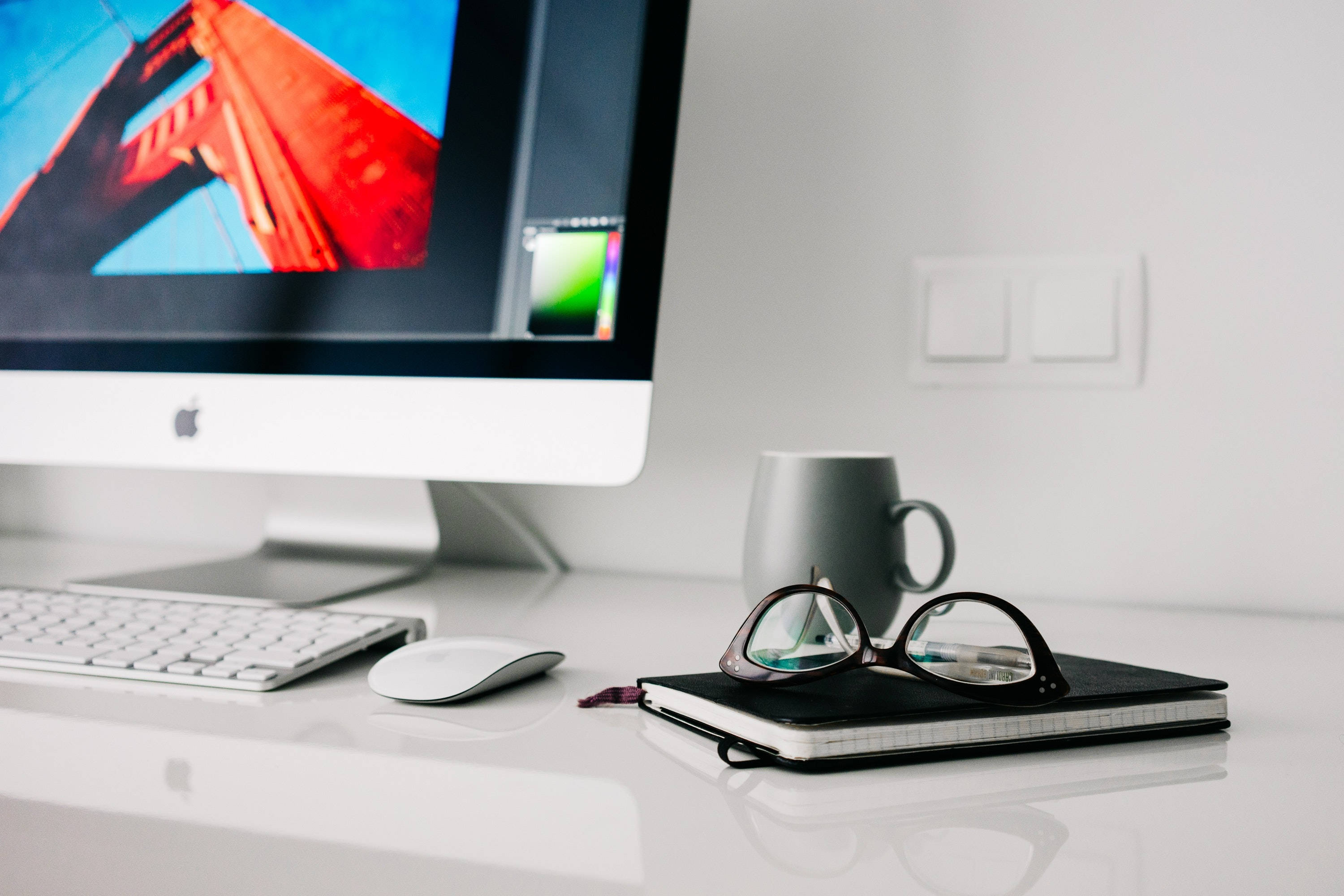 Configuración sofisticada de espacio de trabajo Mac en escritorio de madera limpio Fondos de pantalla