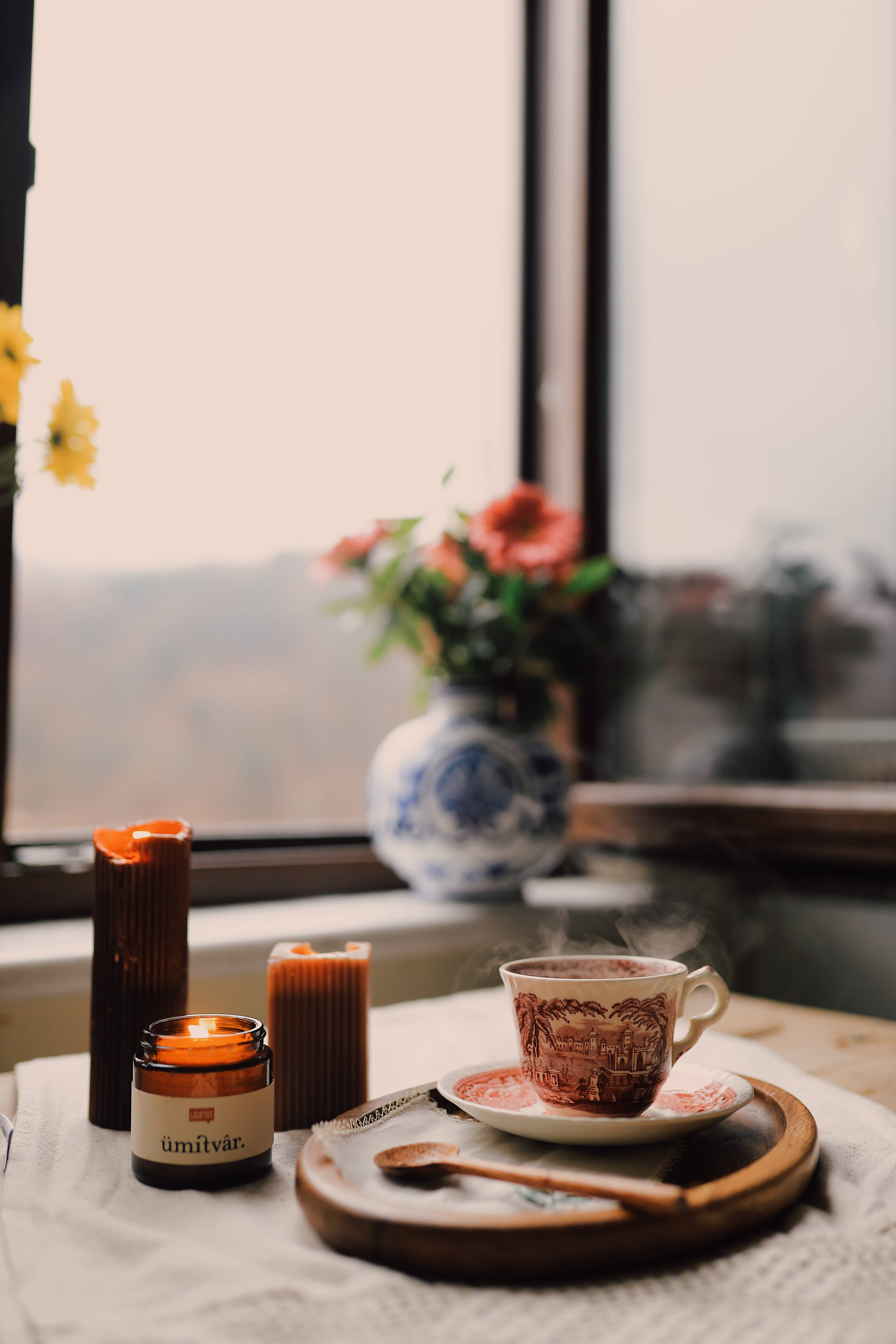 Confort Estético - Estilo Preppy con Café y Velas Fondos de pantalla