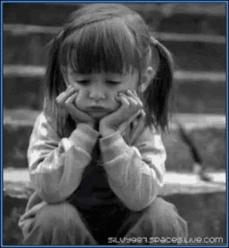 Niña muy triste