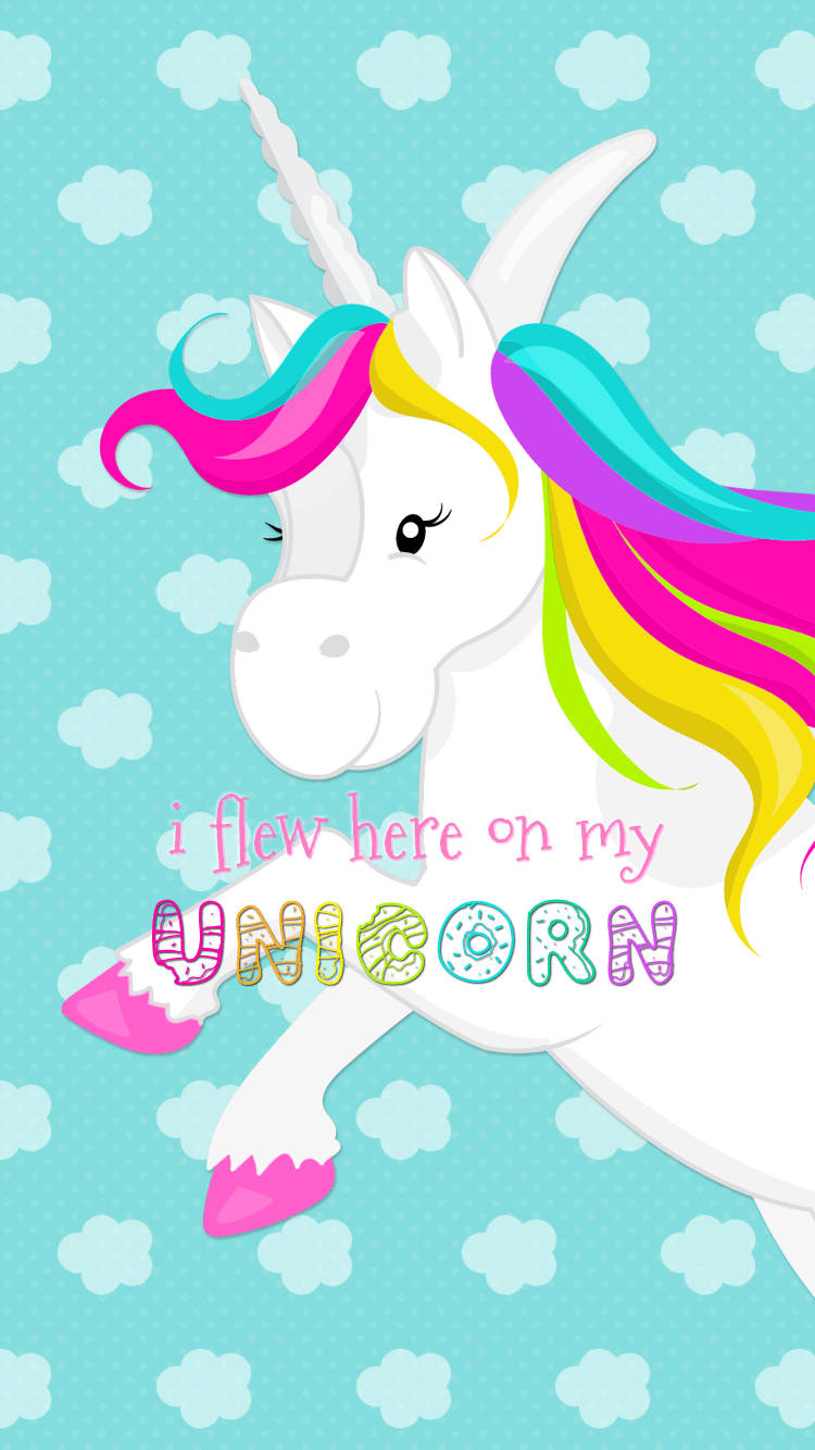 Unicornio blanco con cabello arcoíris colorido en patrón de nubes azules que dice 'Volé aquí en mi unicornio'.