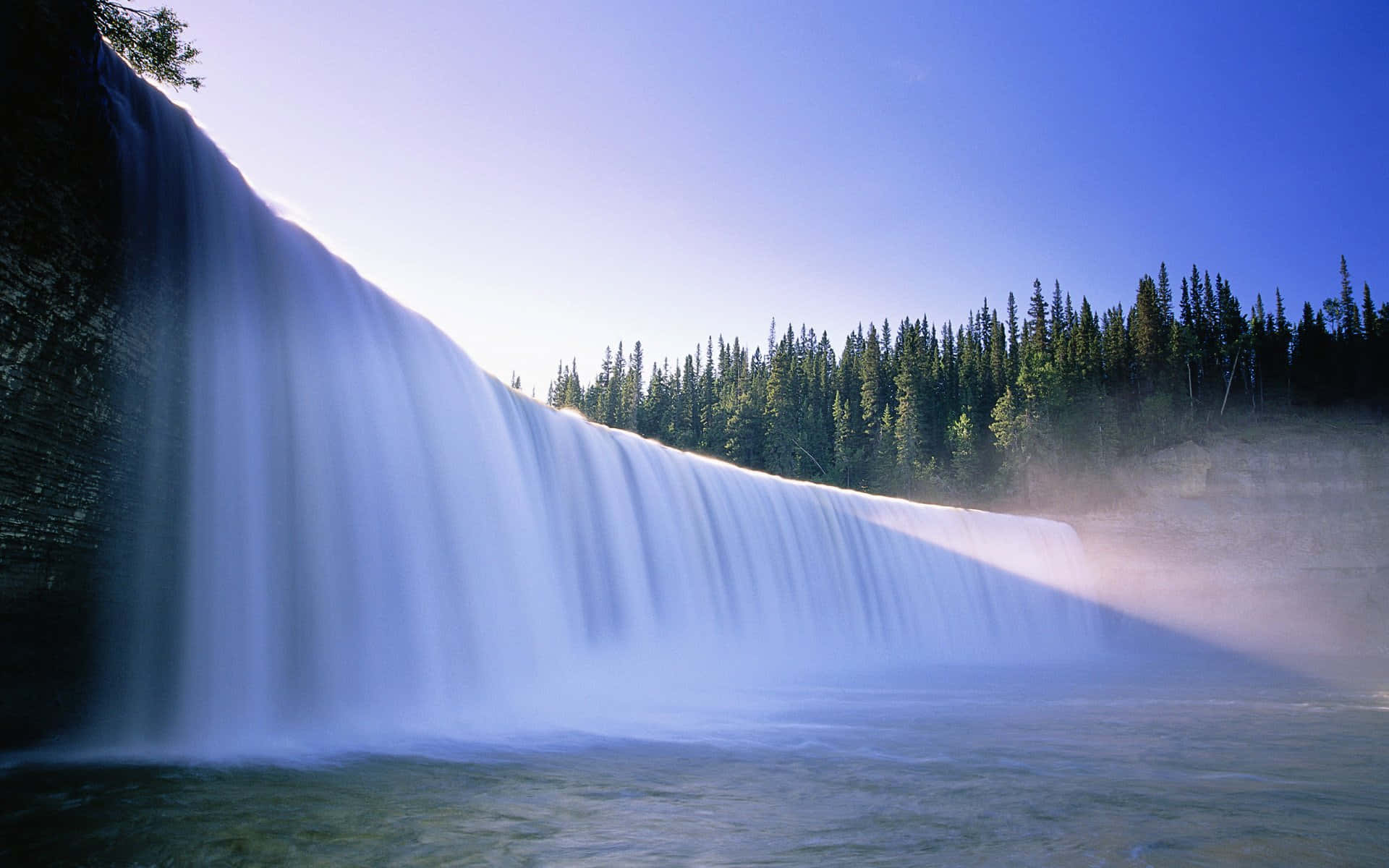 Contempla la majestuosidad hipnotizante de una impresionante cascada. Fondos de pantalla