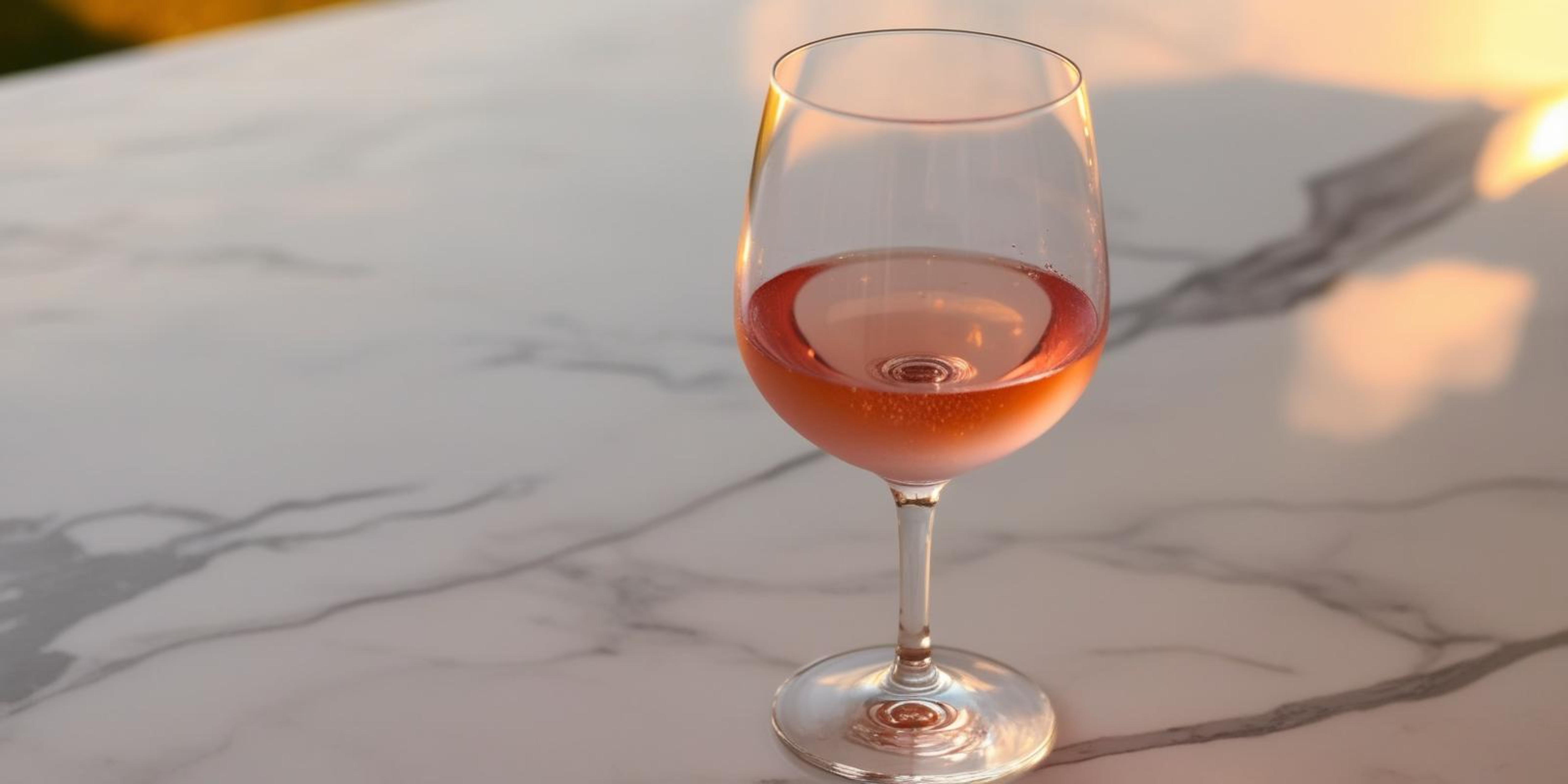 Copa de Vino sobre Mesa de Mármol Fondos de pantalla