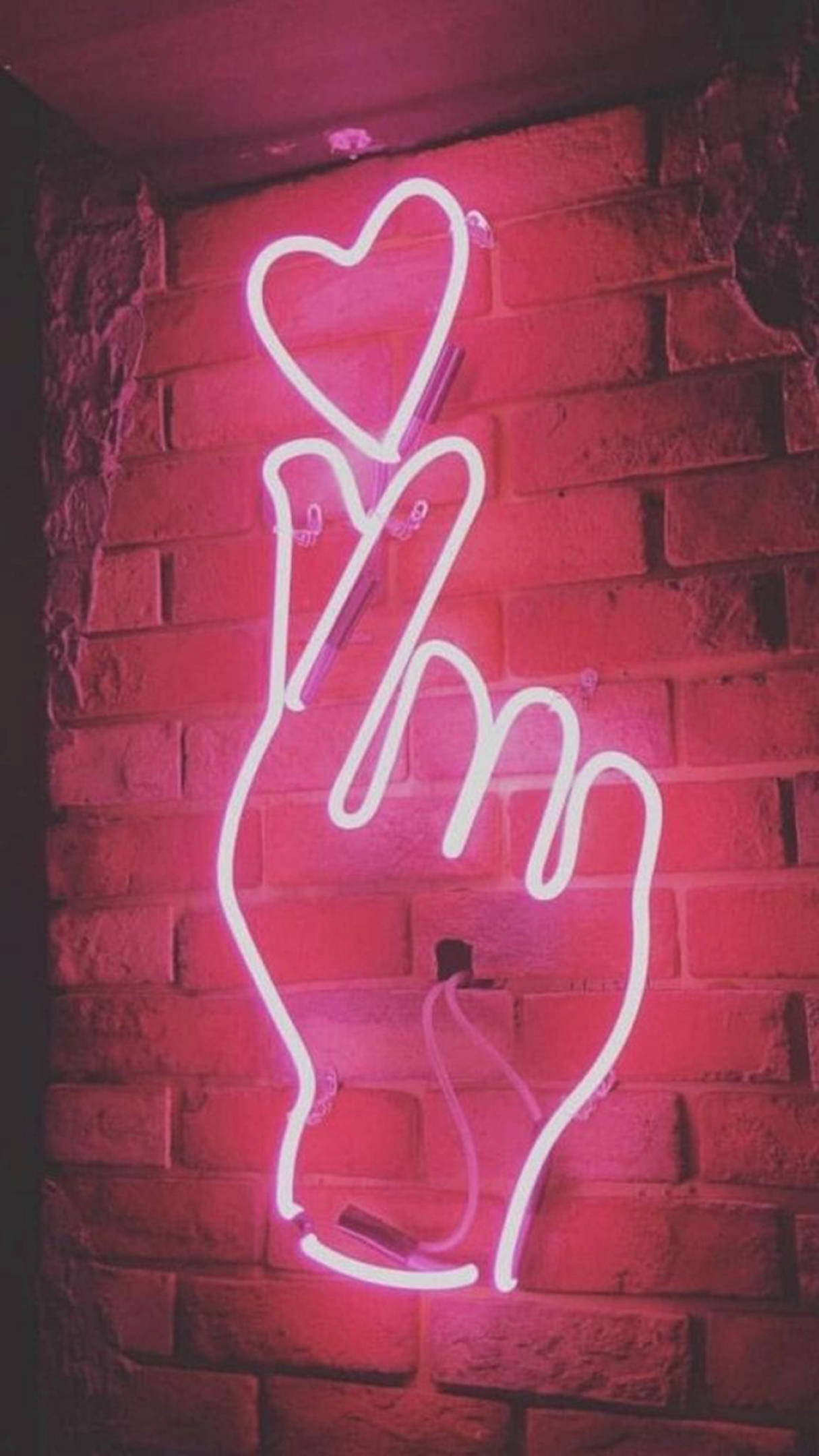 Corazón con dedos en neón sobre pared de ladrillo Fondos de pantalla