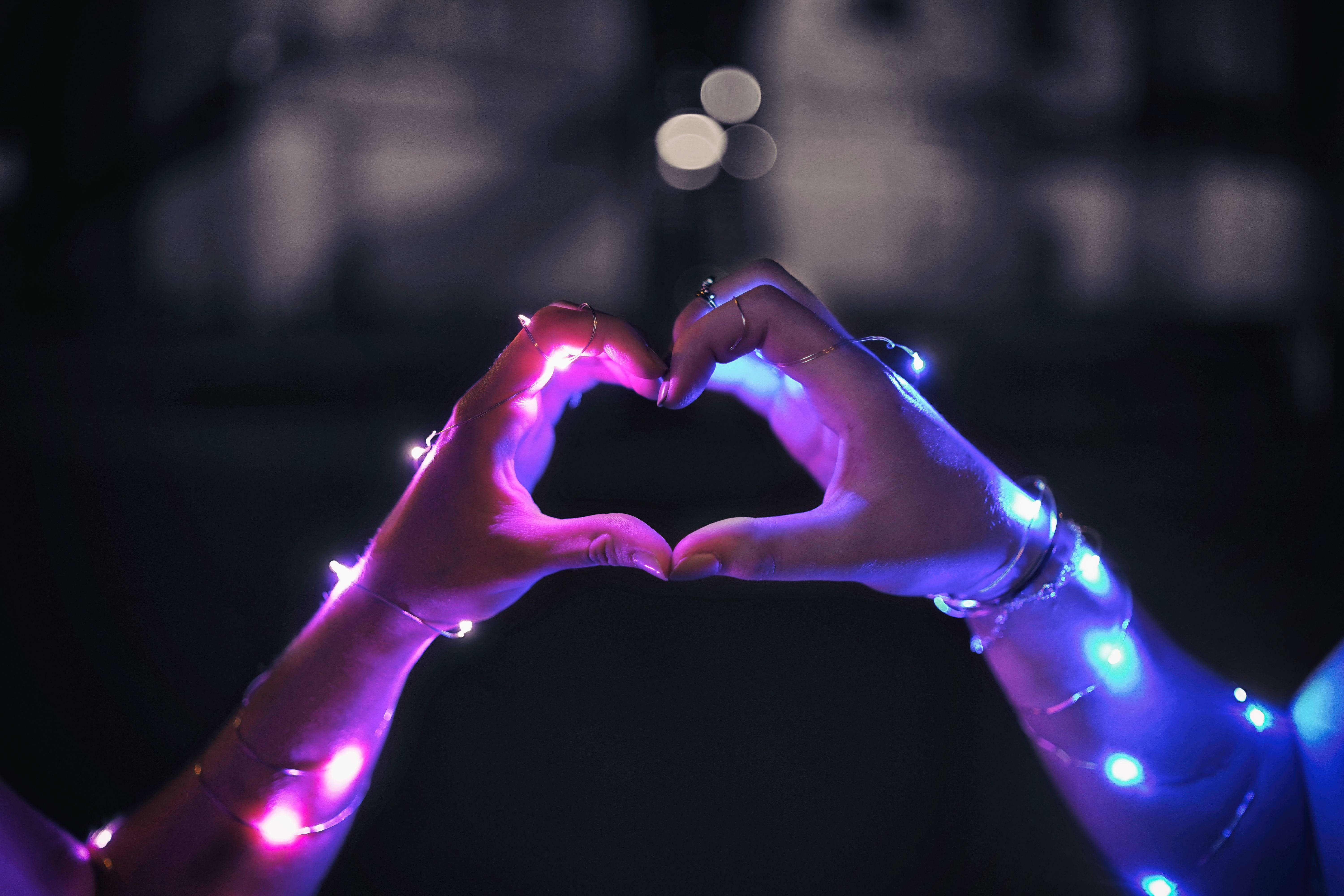 Corazón con los dedos y luces de hadas Fondos de pantalla