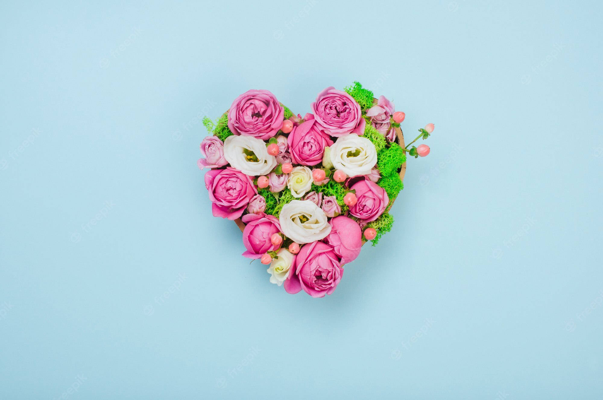 Corazón de flores con rosas rosas y blancas Fondos de pantalla