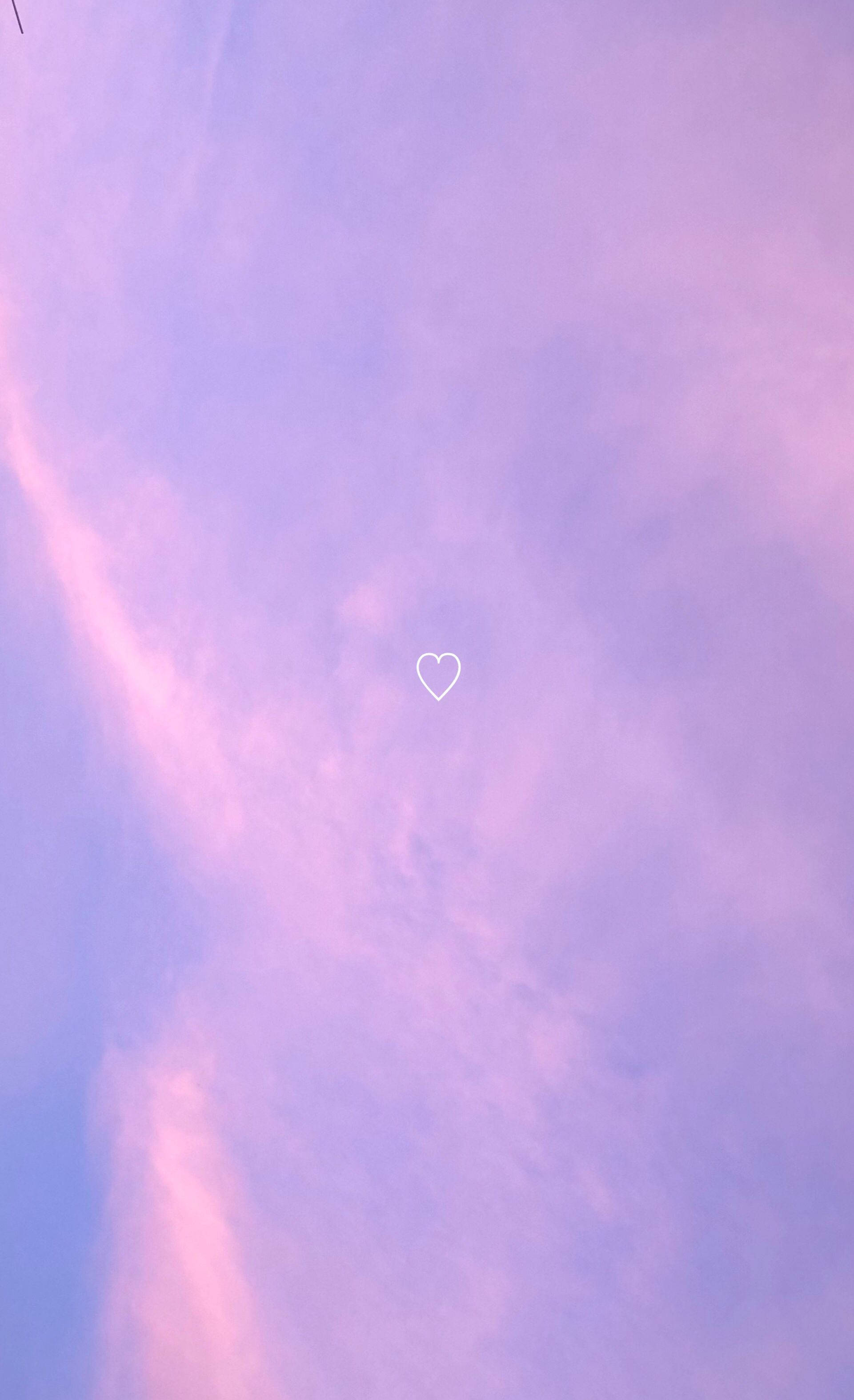 Corazón estético y nubes en tono lila claro Fondos de pantalla