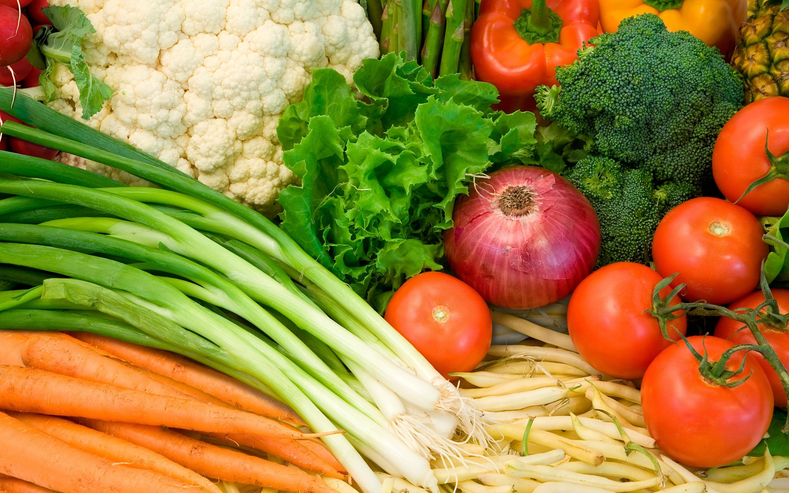 Cosecha fresca: una exhibición colorida de verduras de mercado Fondos de pantalla