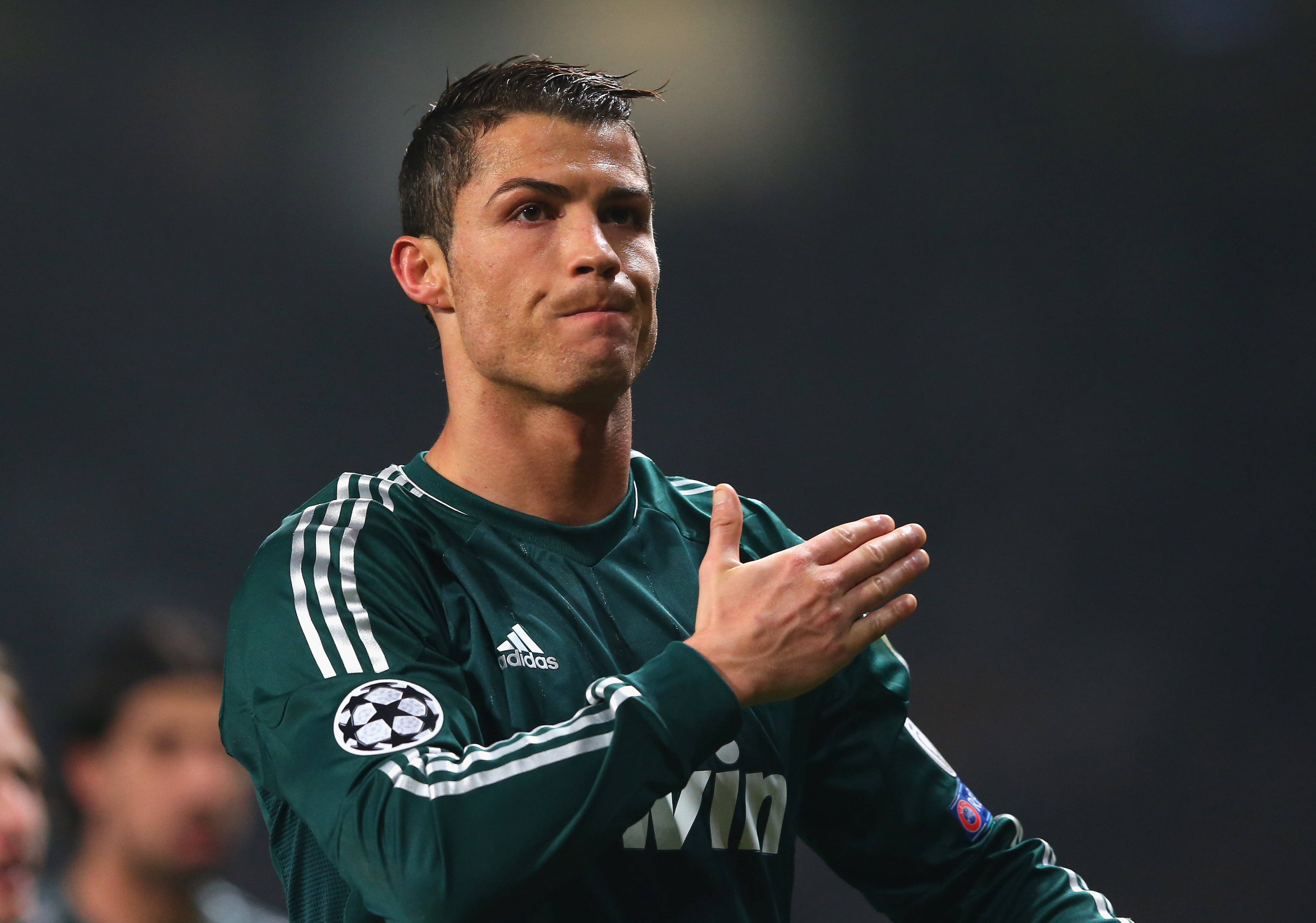CR7 Cristiano Ronaldo en uniforme verde Fondos de pantalla