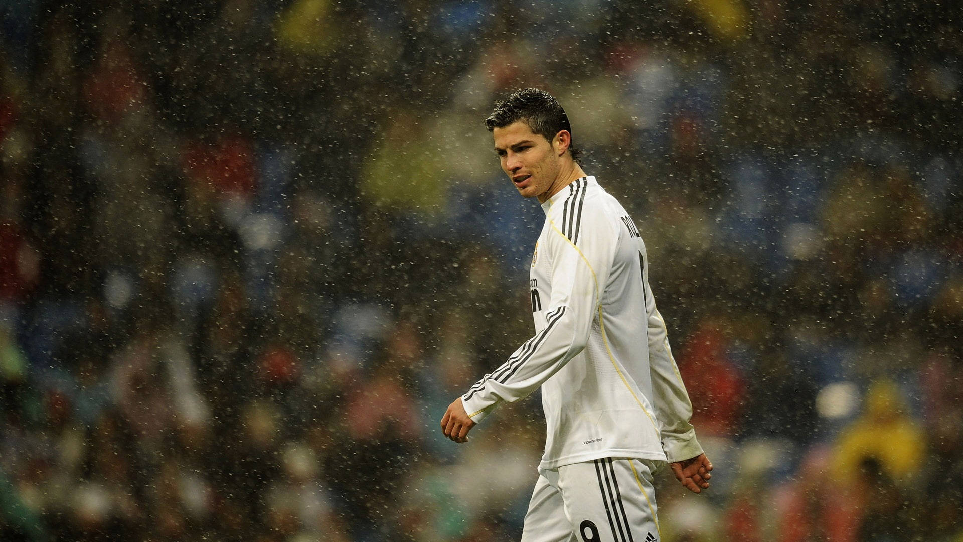 CR7 HD Partido de Fútbol Bajo la Lluvia Fondos de pantalla
