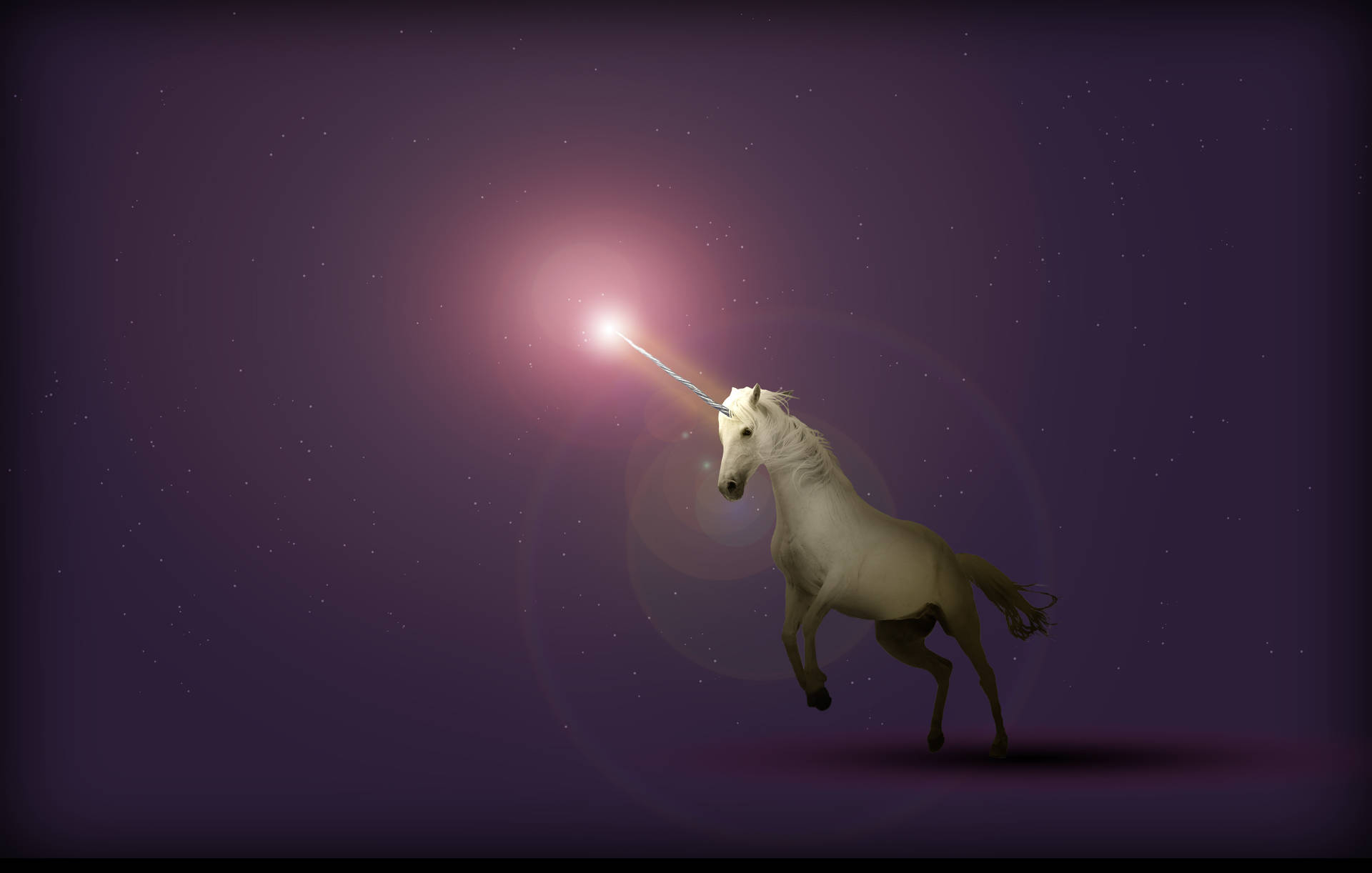Poder de unicornio con un cuerno largo brillando en un espacio púrpura. Criatura caballo mágico.