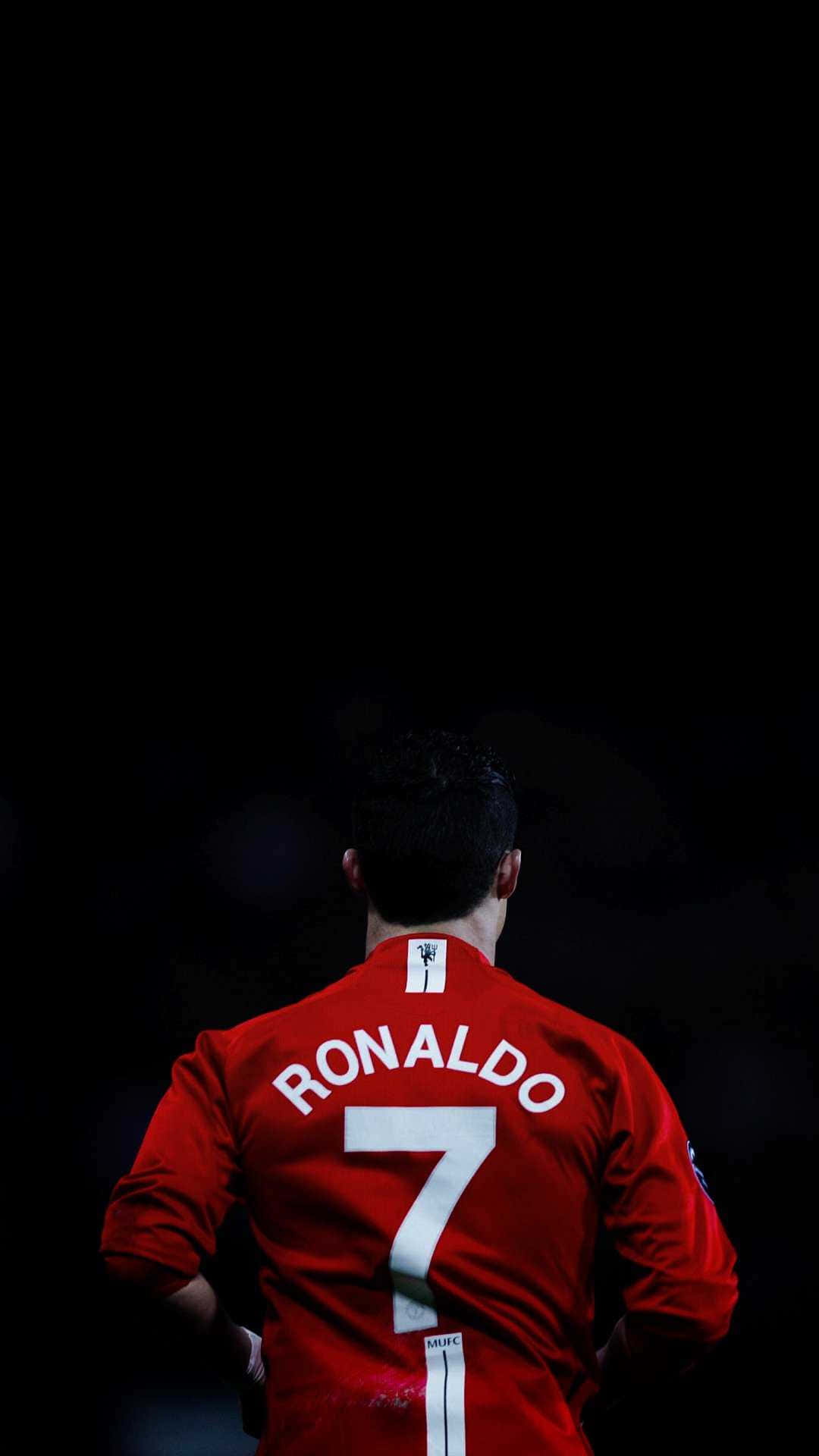 Cristiano Ronaldo lanzando un potente disparo en el campo