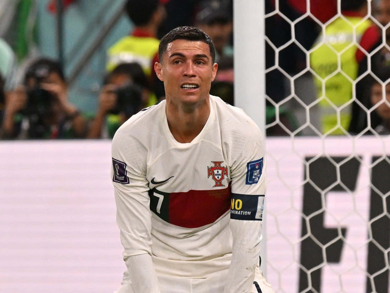 Cristiano Ronaldo en acción en el campo de fútbol Fondos de pantalla
