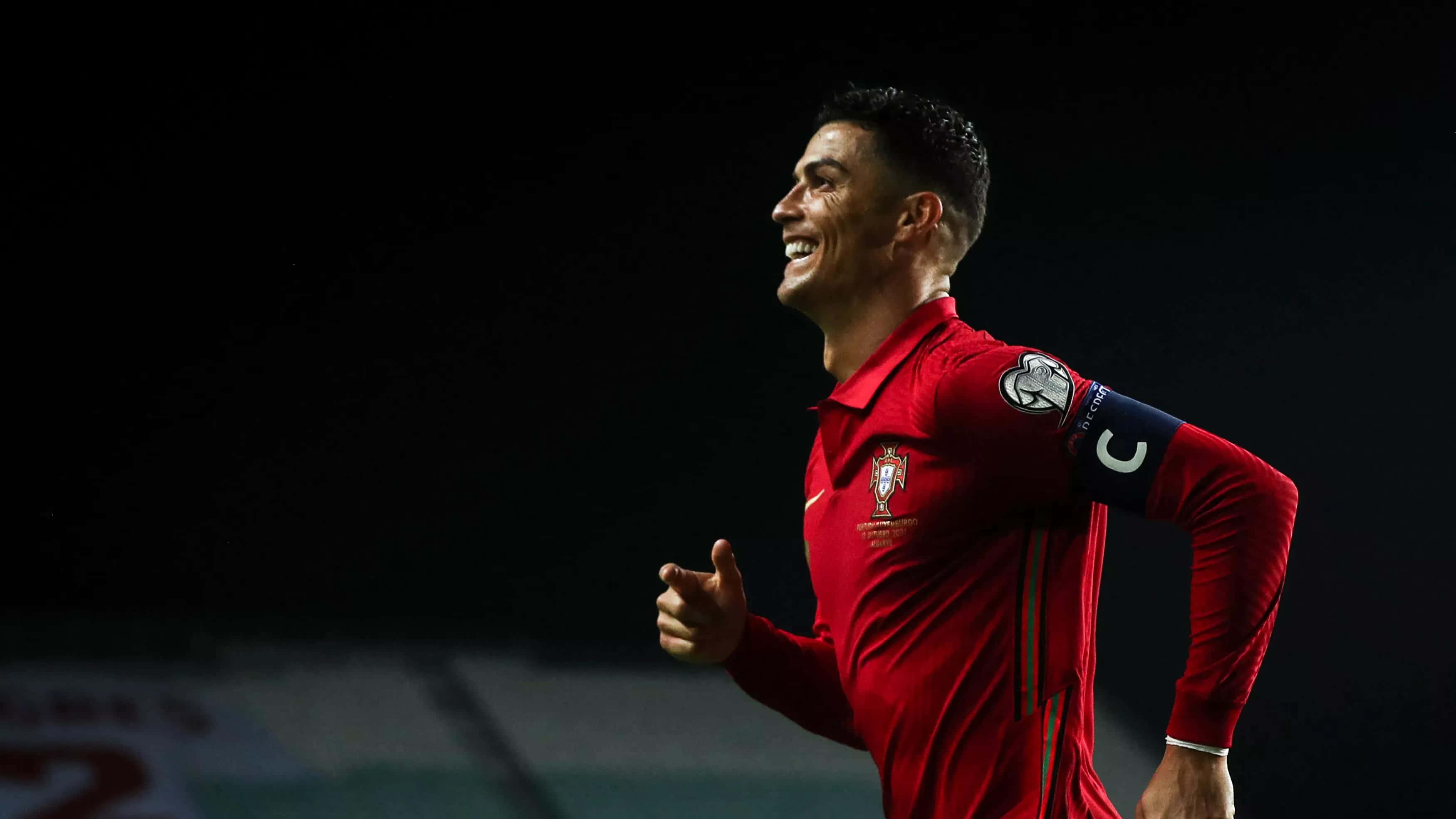 Cristiano Ronaldo corriendo en el campo de fútbol Fondos de pantalla