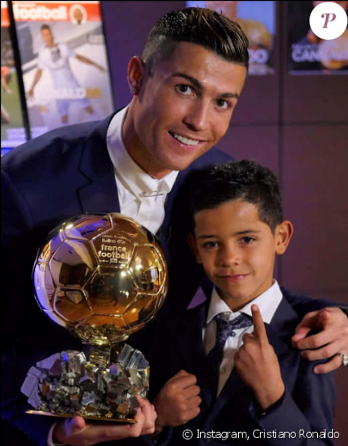 Cristiano Ronaldo con Balón de Oro y niño Fondos de pantalla