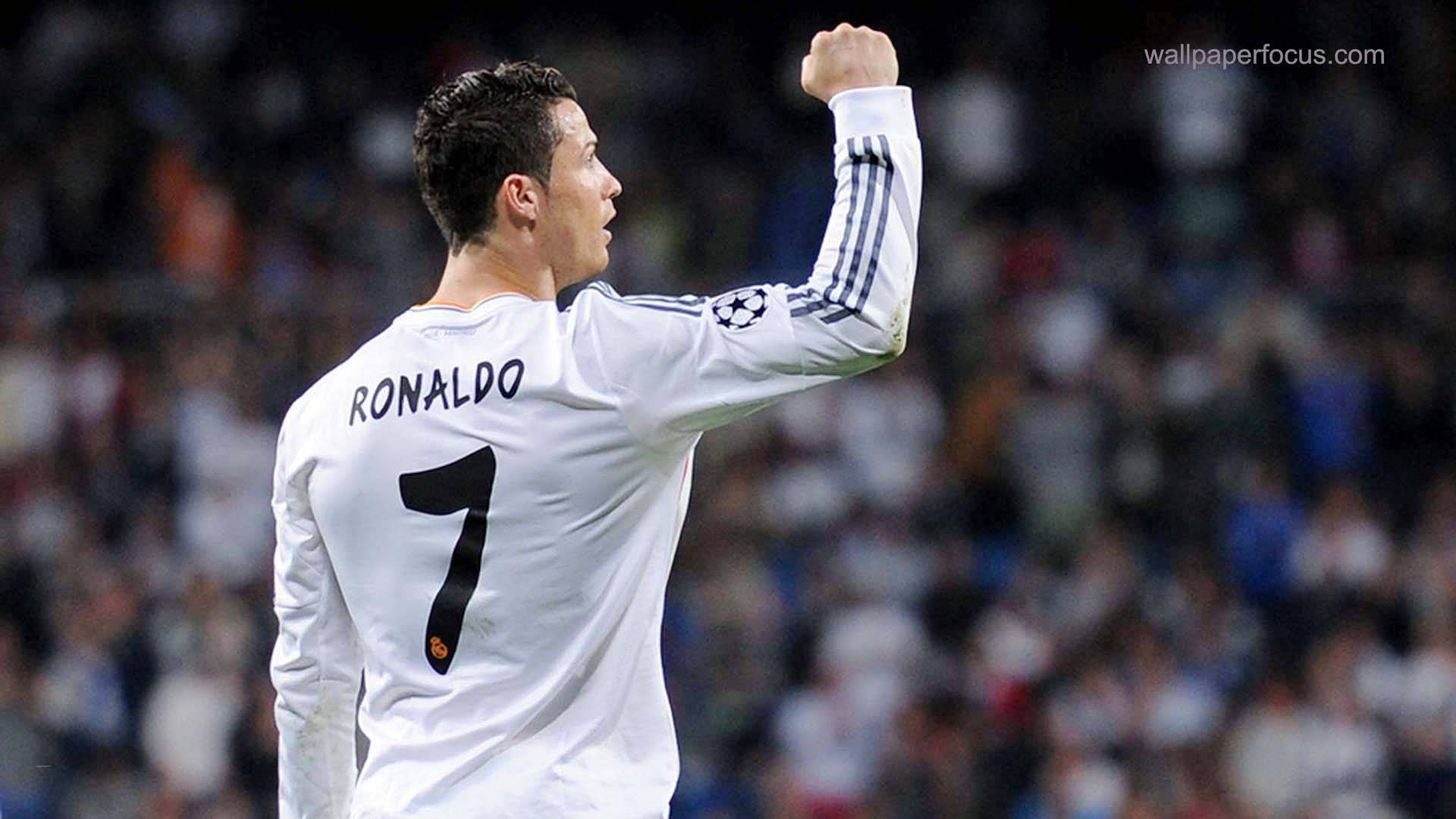 Fondo de pantalla de Cristiano Ronaldo levantando el puño.