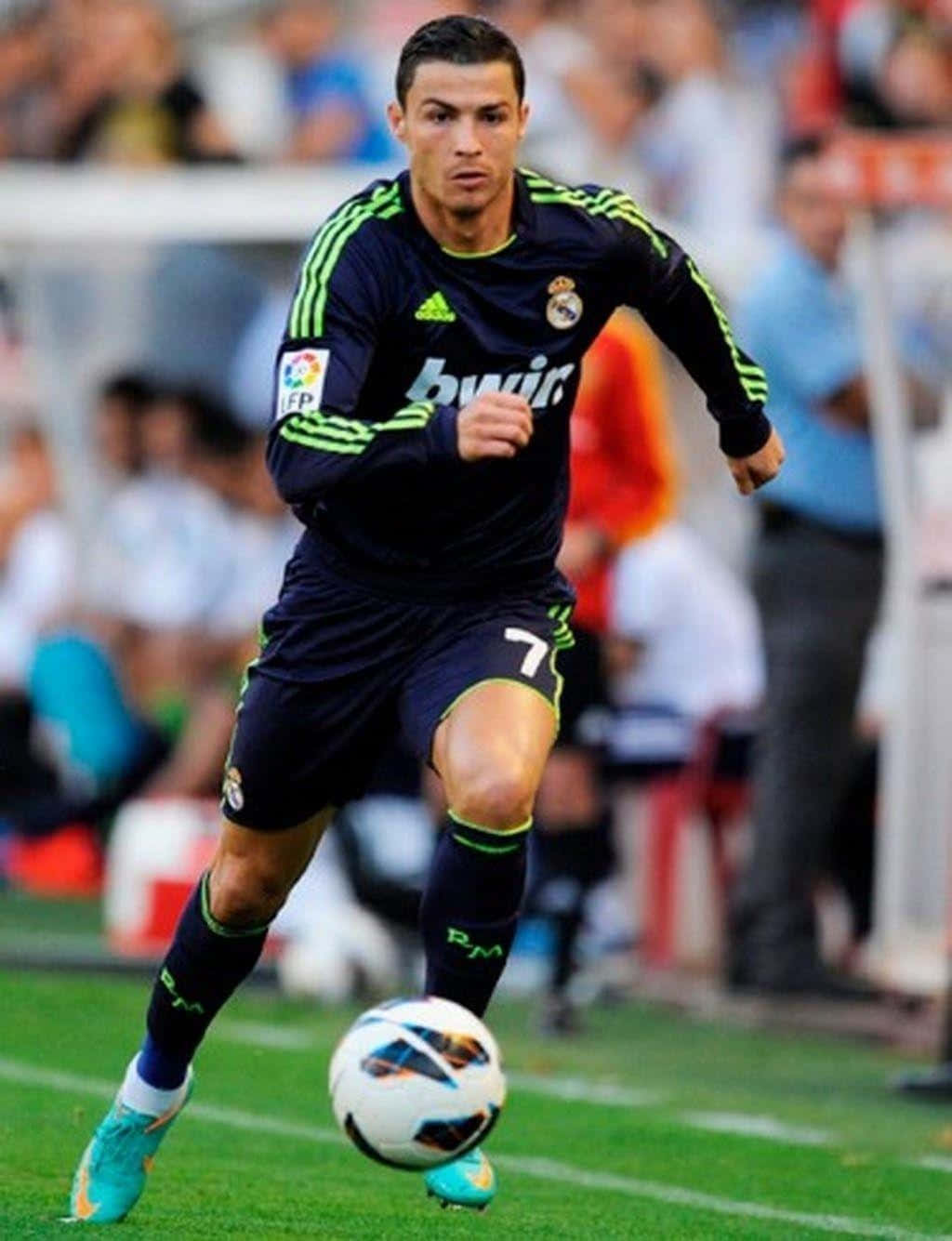 Cristiano Ronaldo tomando el control del partido. Fondos de pantalla