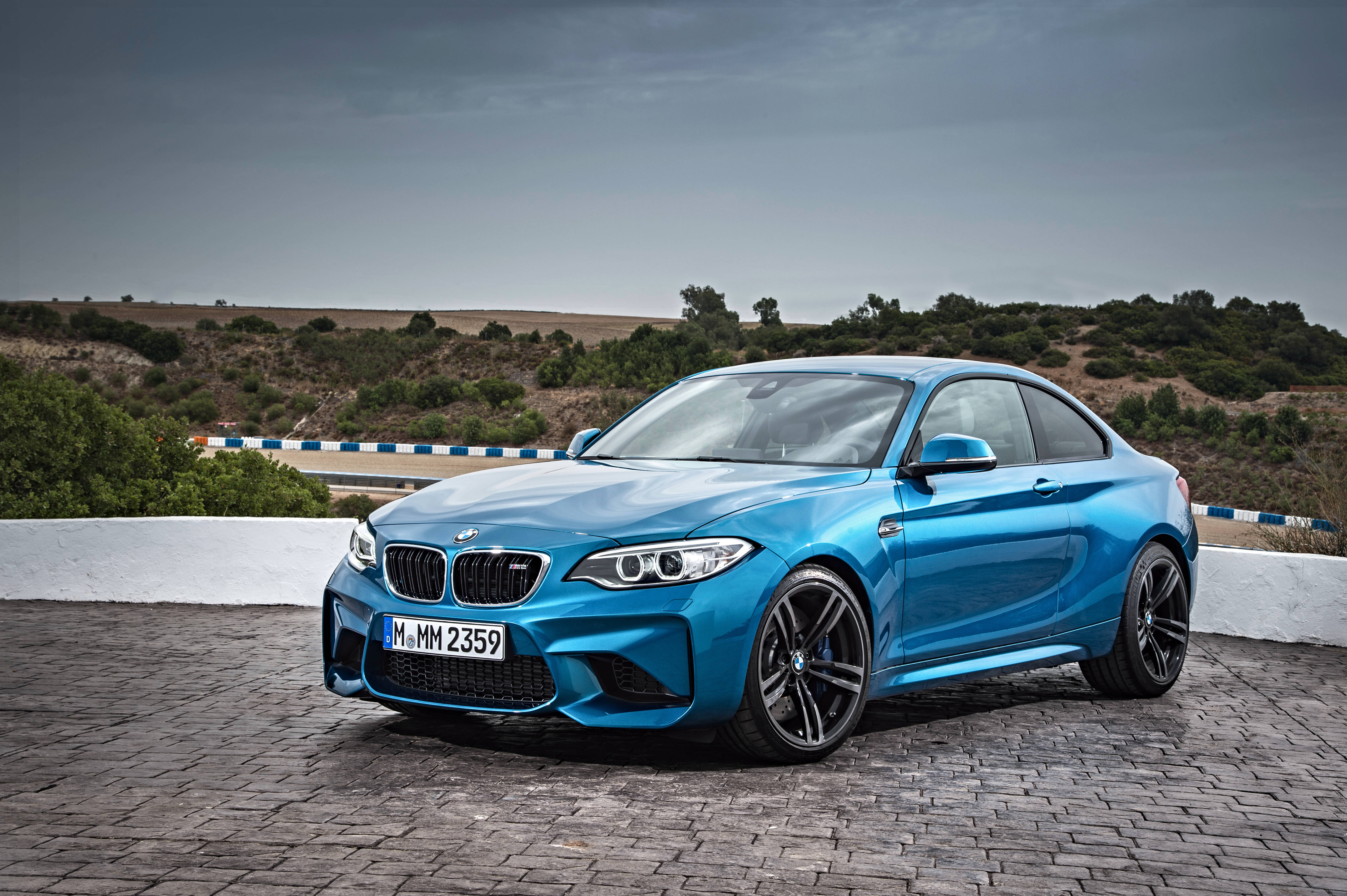Cruza las carreteras de montaña en un BMW F87 azul Fondos de pantalla