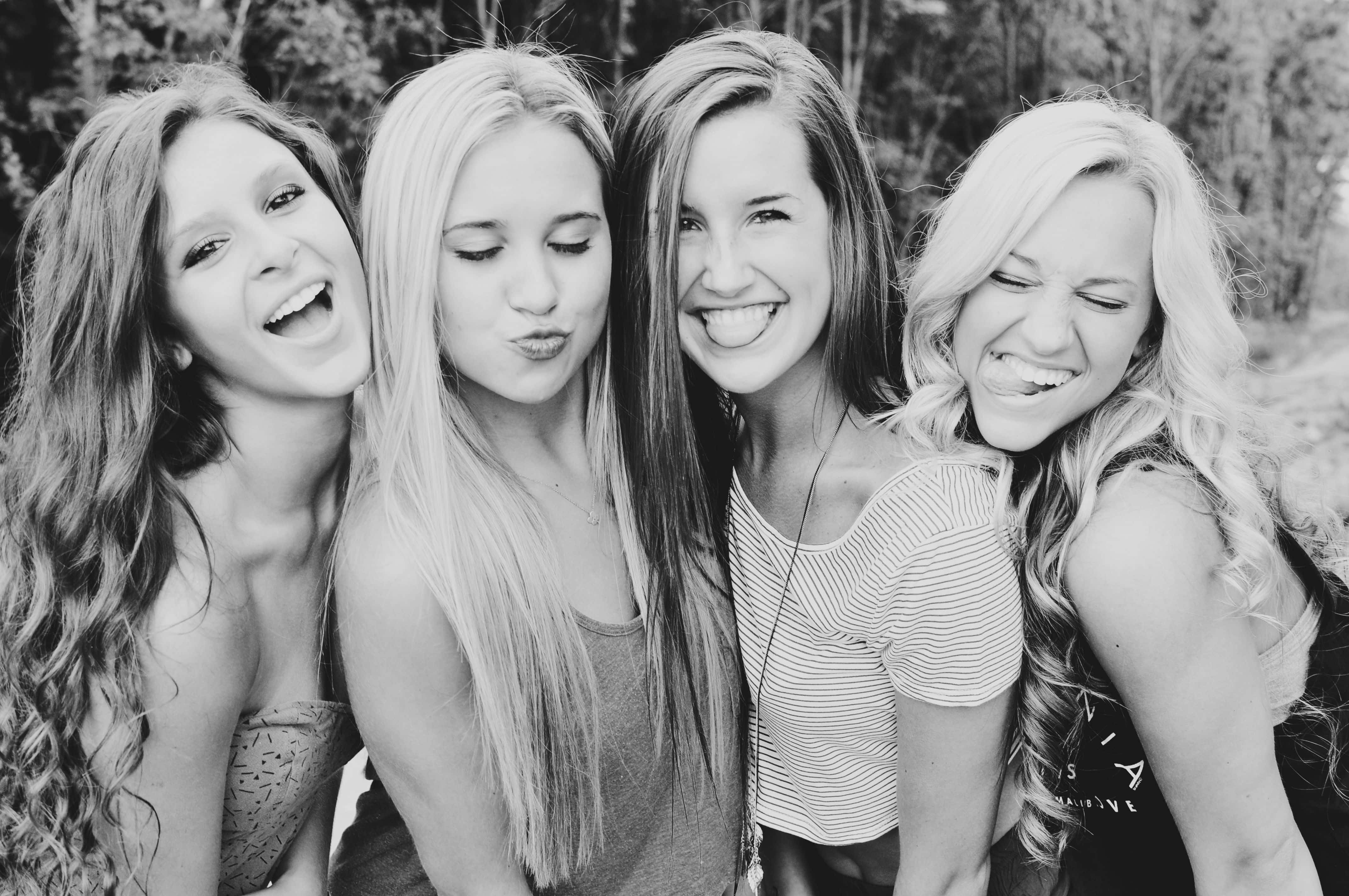 Cuatro chicas sonriendo y riendo en blanco y negro Fondos de pantalla