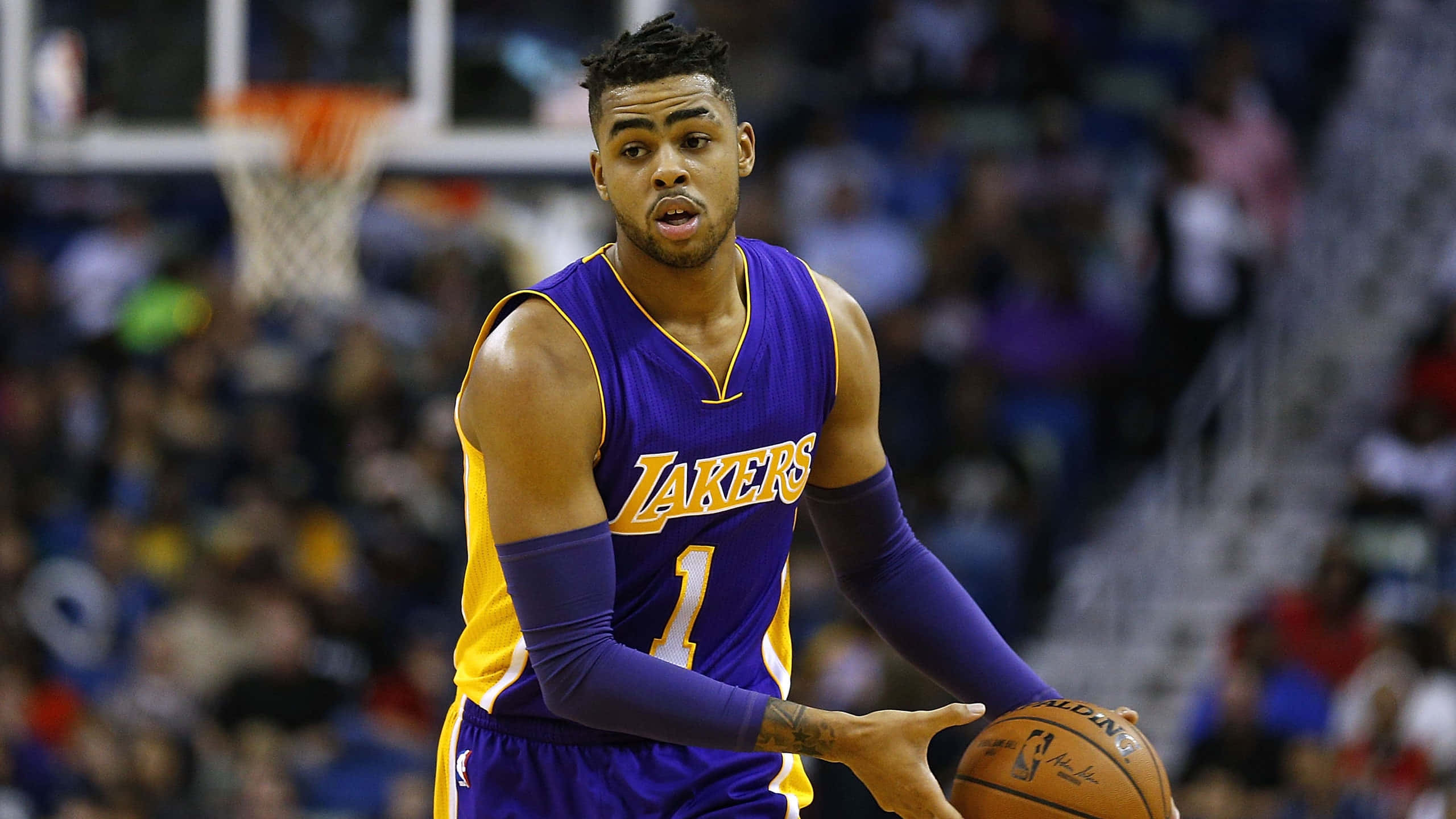 D'Angelo Russell Mirando Hacia Un Lado Fondos de pantalla