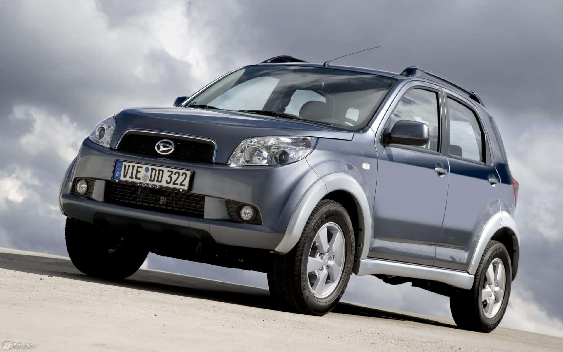 Daihatsu elegante y con estilo en la carretera Fondos de pantalla