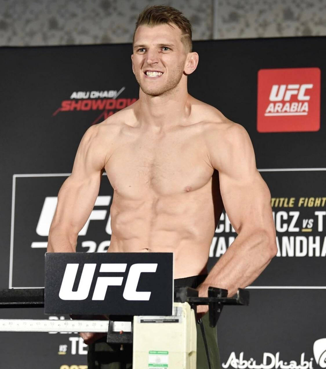 Dan Hooker sonriendo en la báscula Fondos de pantalla