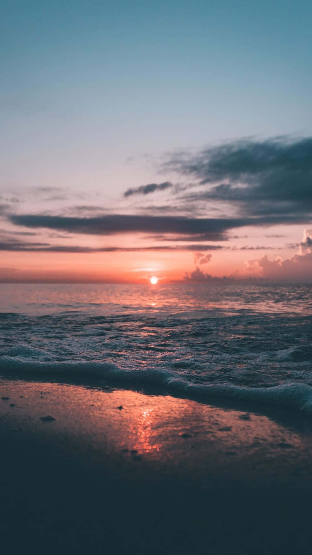 Déjate llevar por la belleza de un atardecer en la playa Fondos de pantalla