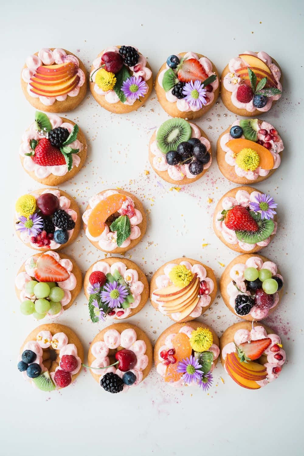 Delicioso Postre Primaveral con Frutas Frescas y Flores Fondos de pantalla
