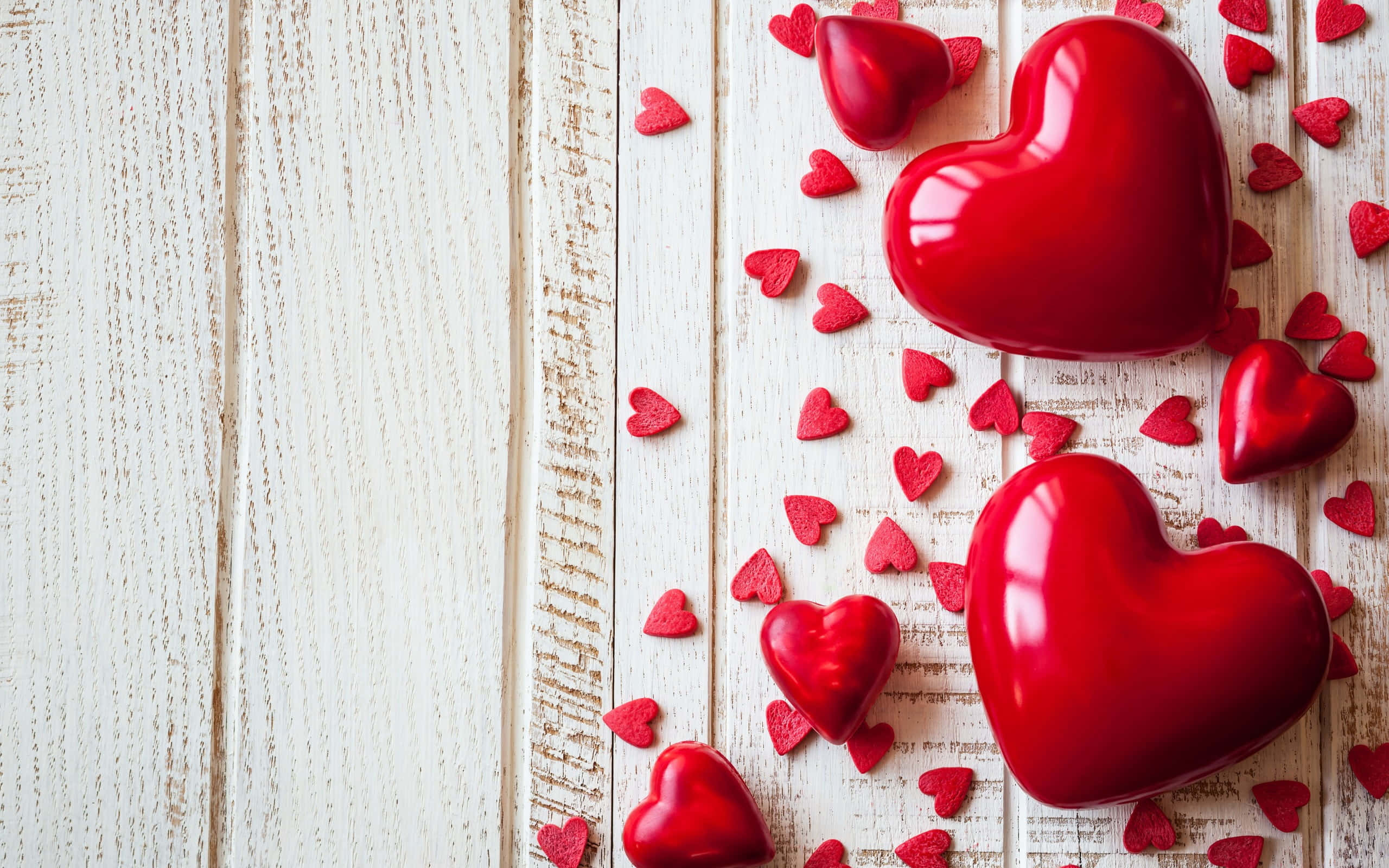 Demuestra tu amor a esa persona especial con este fondo romántico y estético de corazones. Fondos de pantalla