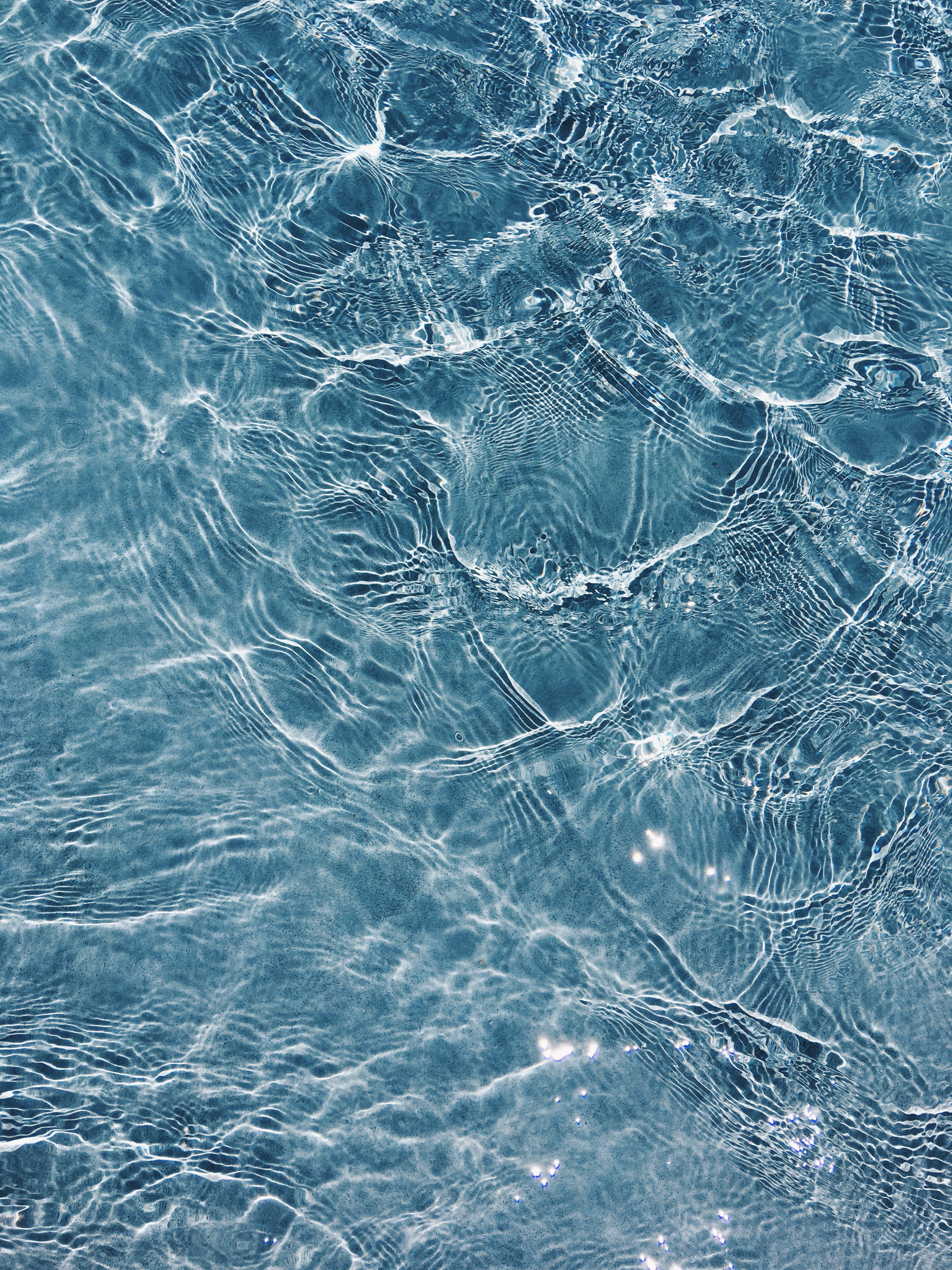 Descubre la contemplación interior y la serenidad en un estanque de agua con ondas. Fondos de pantalla