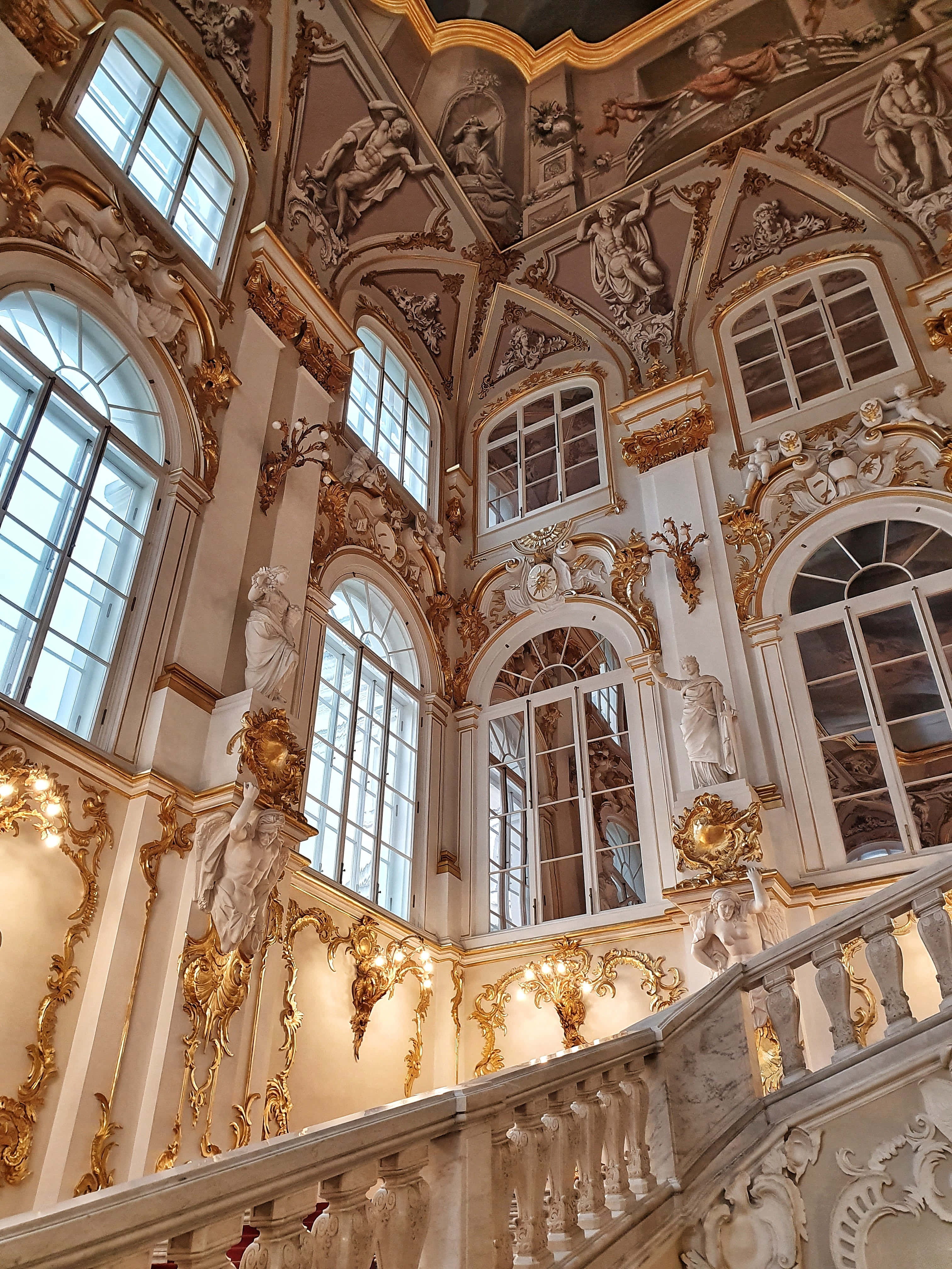 Descubre la grandeza del icónico Museo del Hermitage de Rusia. Fondos de pantalla