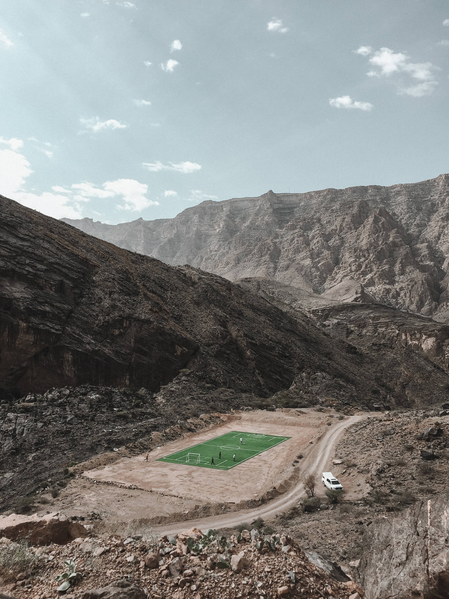 Fondo de pantalla de estadio de fútbol en la cordillera visto desde arriba.