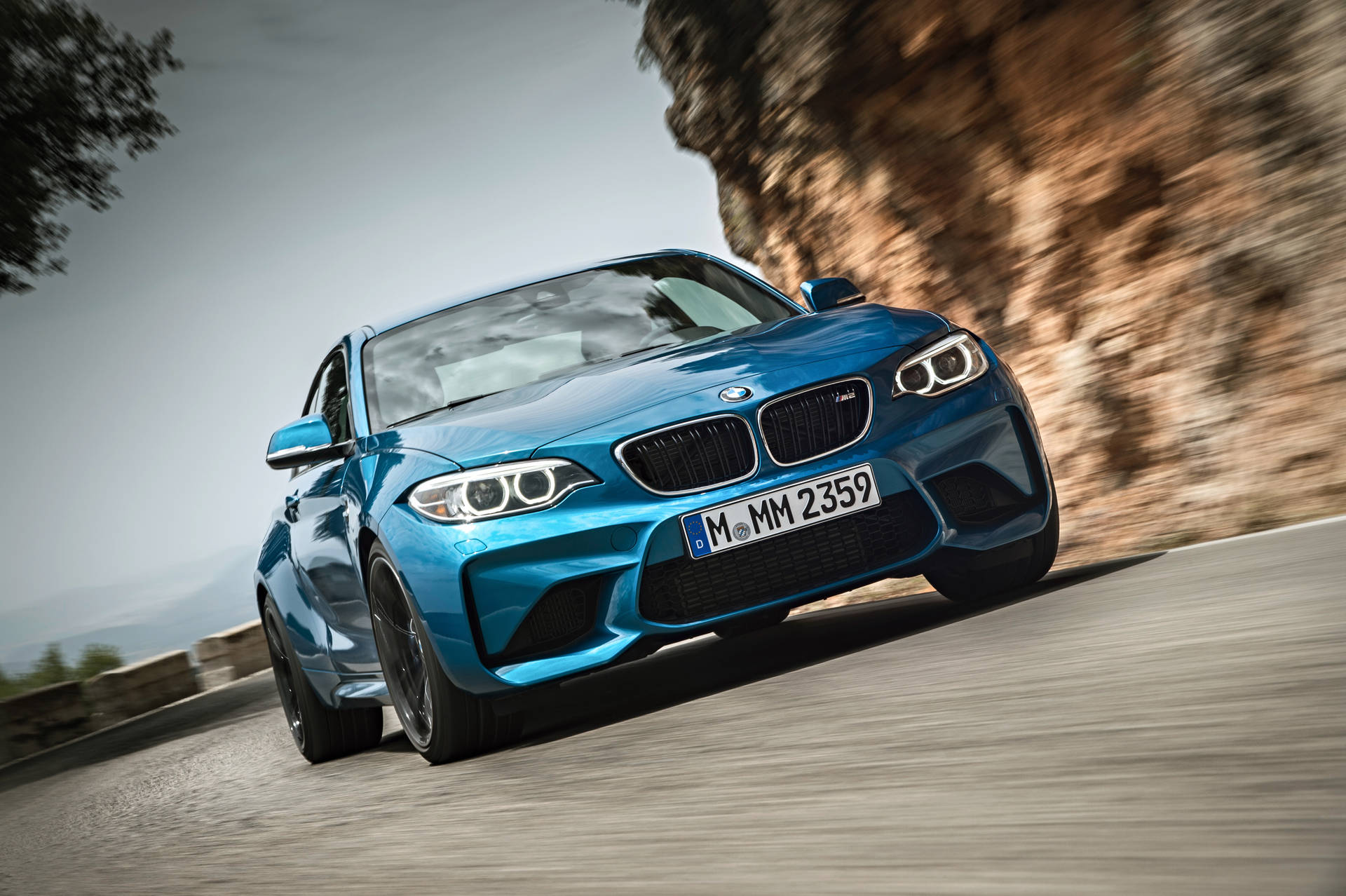 Fondo de pantalla del BMW M2 F87 azul en la carretera junto a la montaña